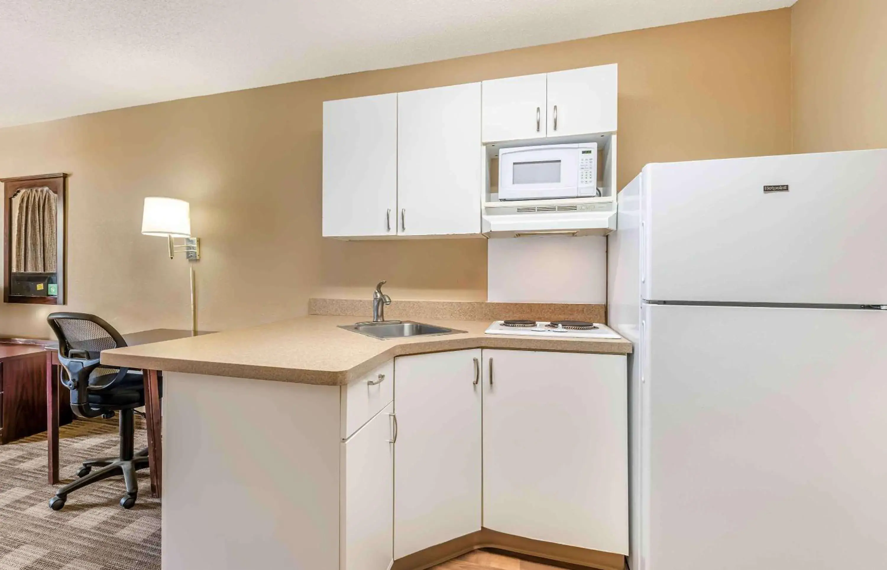 Bedroom, Kitchen/Kitchenette in Extended Stay America Suites - Minneapolis - Maple Grove