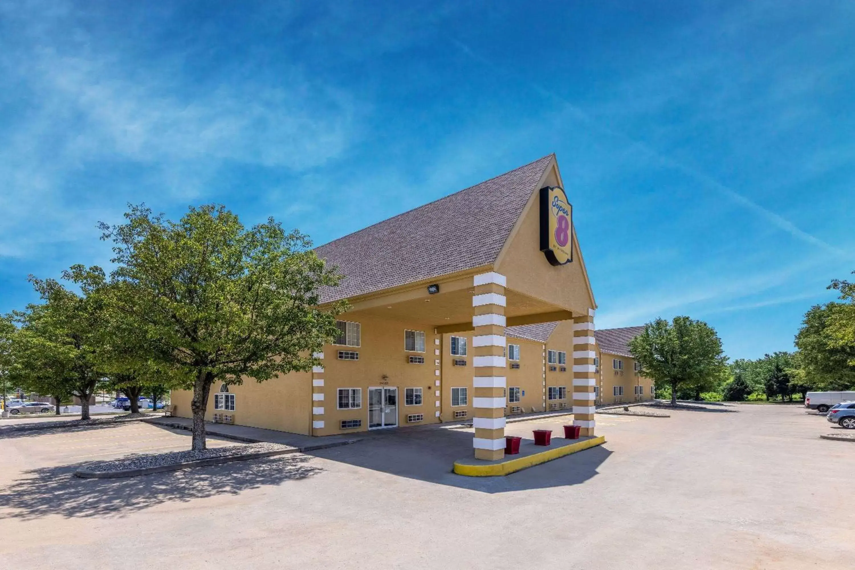 Property building in Super 8 by Wyndham De Soto Property building in Super 8 by Wyndham De Soto