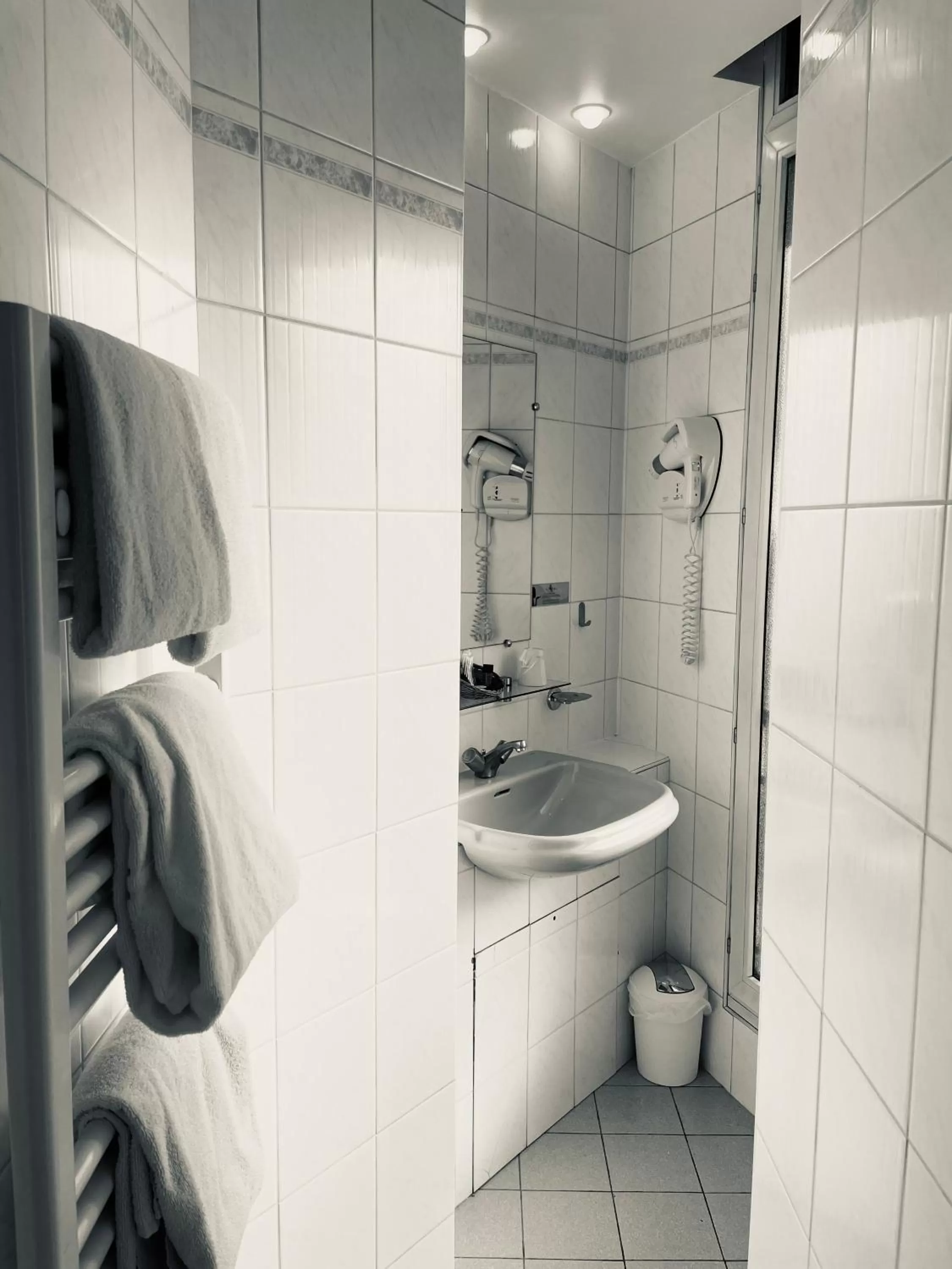 Bathroom in Hôtel Porte Mars - Reims Gare Centre Arena