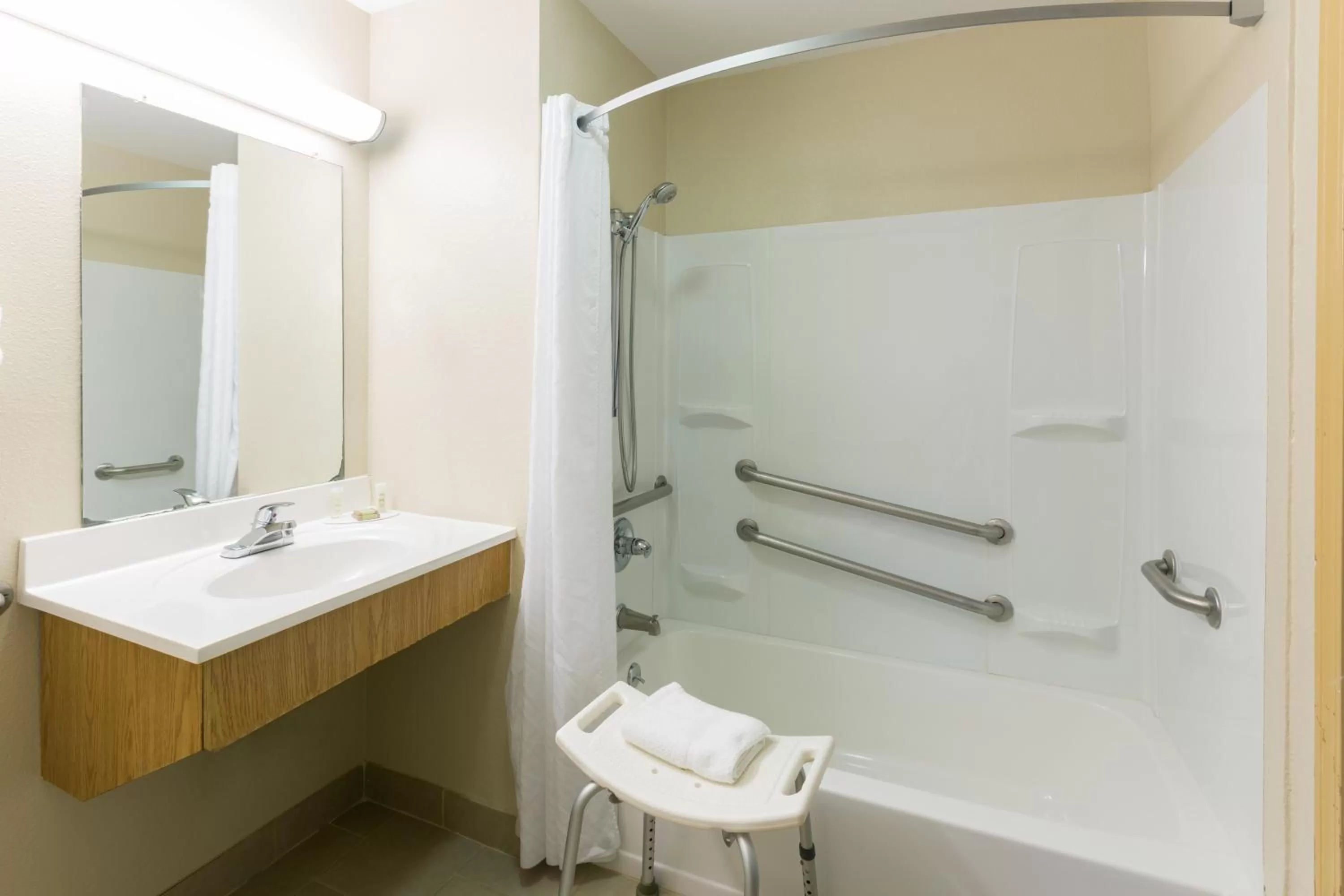 Queen Room - Mobility Access/Non-Smoking in Super 8 by Wyndham Radcliff Ft. Knox Area