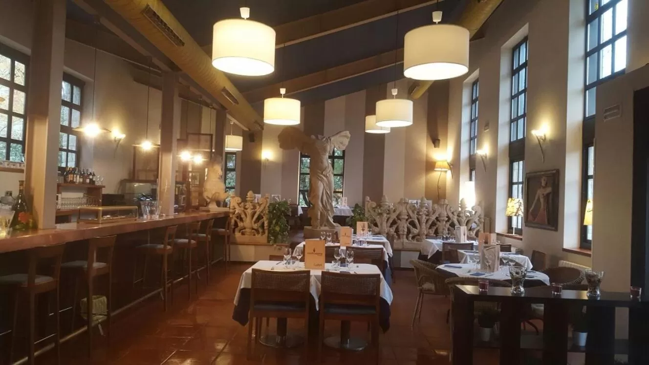 Restaurant/places to eat in Hotel Sara De Ur