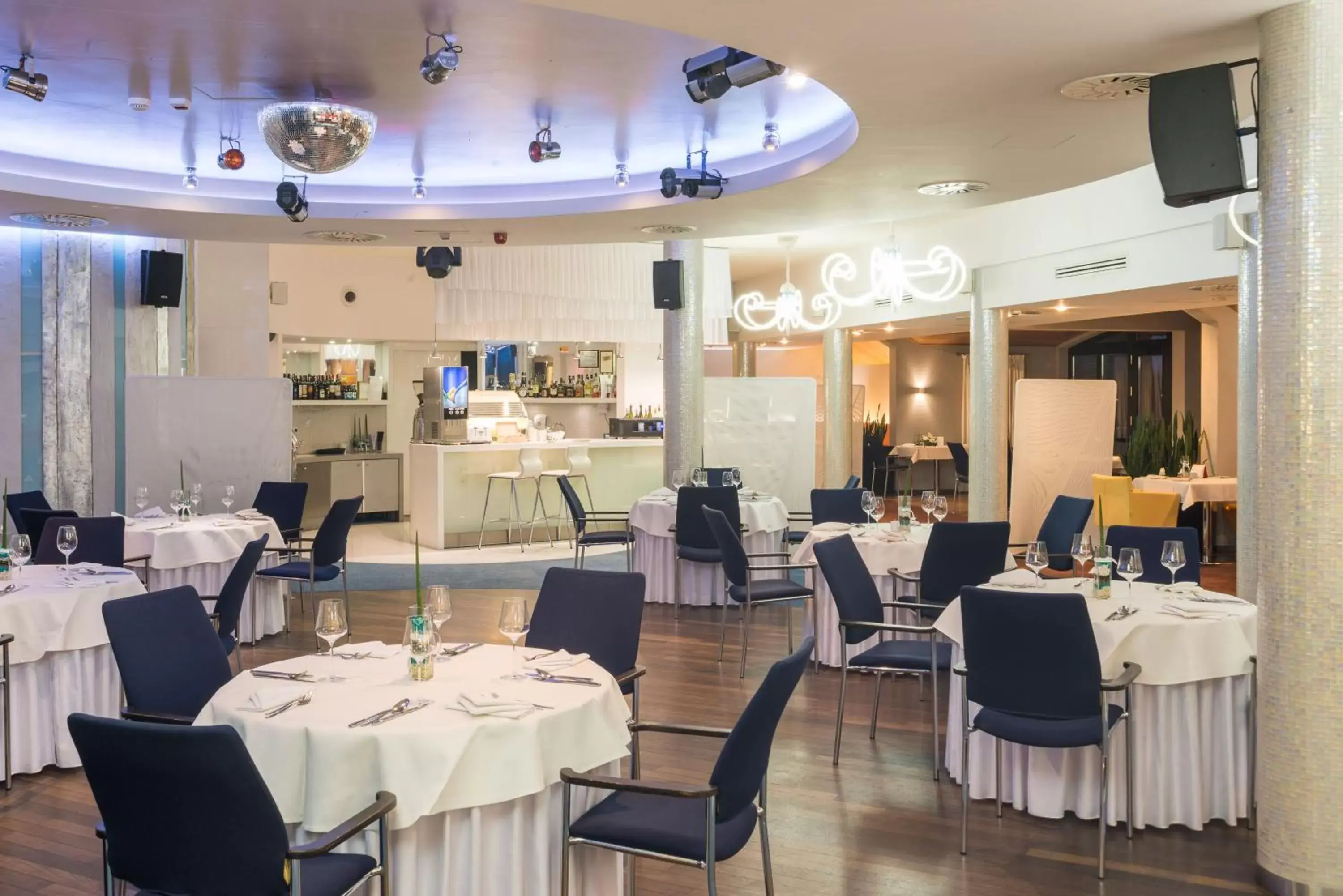 Restaurant/Places to Eat in Niebieski Art Hotel & Spa