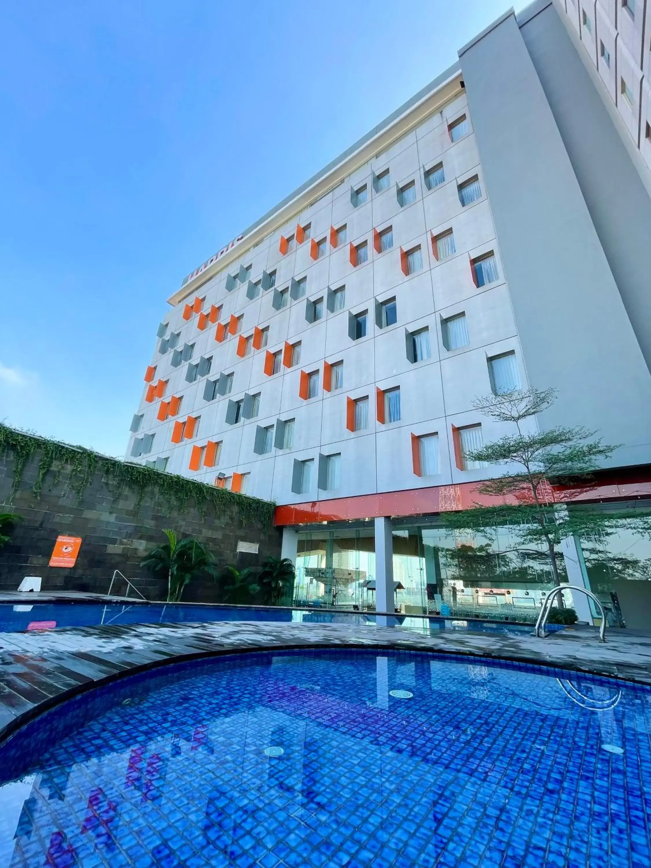 Property building in HARRIS Hotel & Conventions Gubeng Property building in HARRIS Hotel & Conventions Gubeng