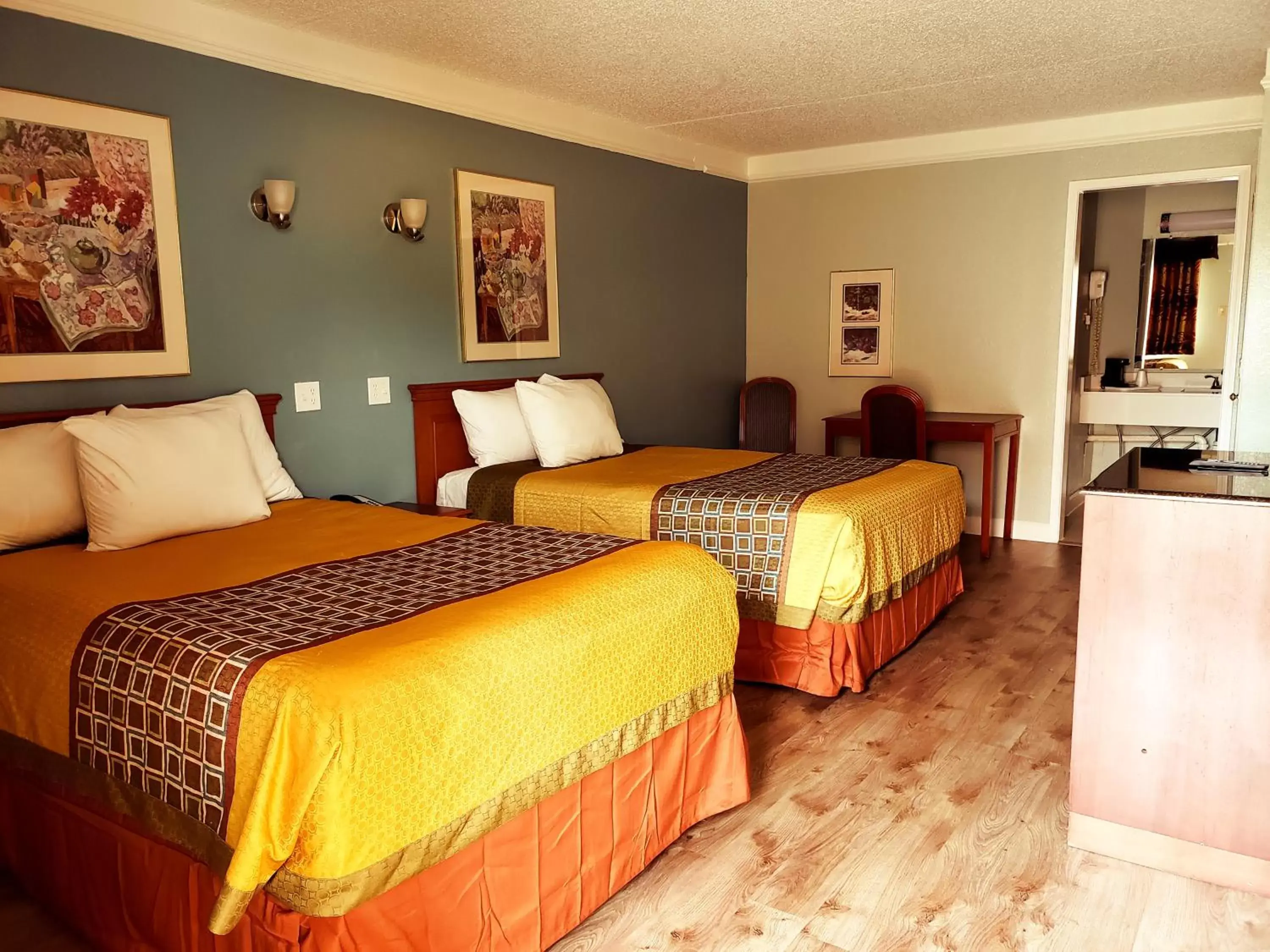 Double Room with Two Double Beds - Non-Smoking in Days Inn by Wyndham Richmond/South Double Room with Two Double Beds - Non-Smoking in Days Inn by Wyndham Richmond/South