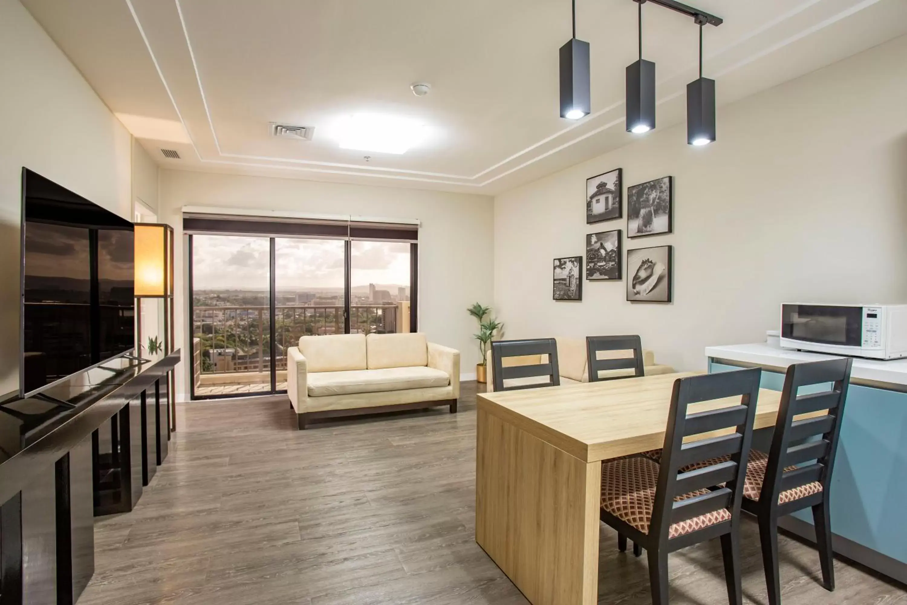 Living room, Seating Area in Bayview Hotel Guam