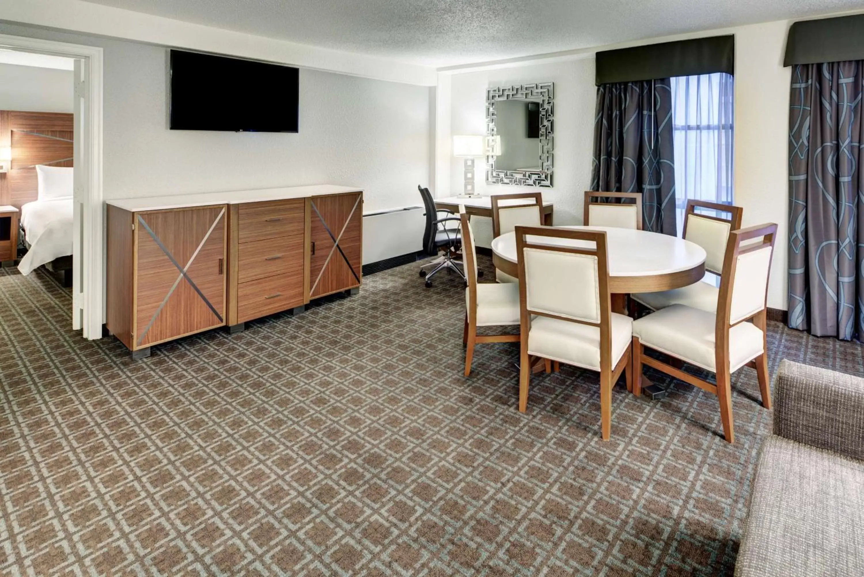 Living room, Dining Area in DoubleTree by Hilton Milwaukee Downtown