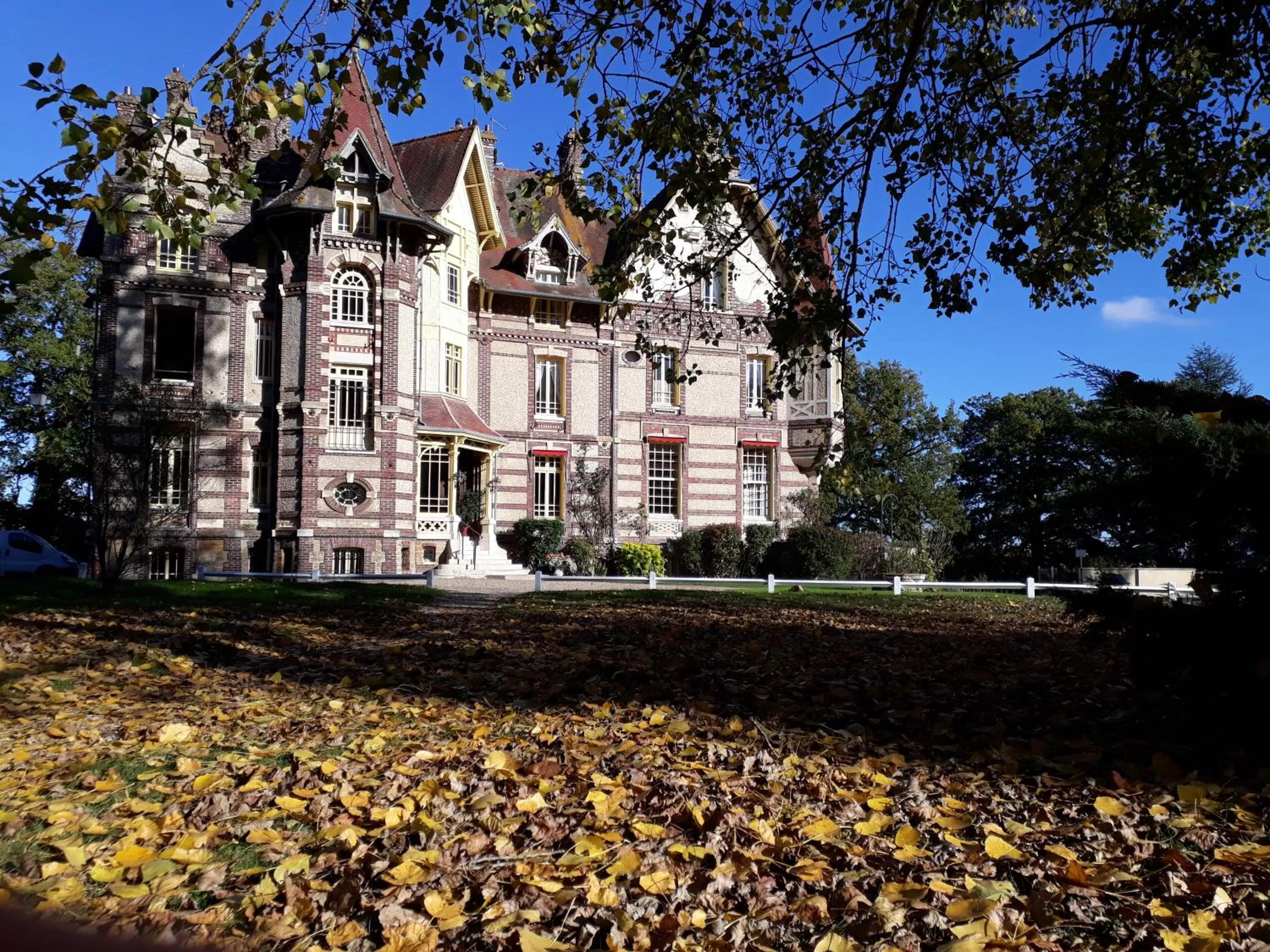 Facade/entrance in Château de la Râpée Hôtel restaurant