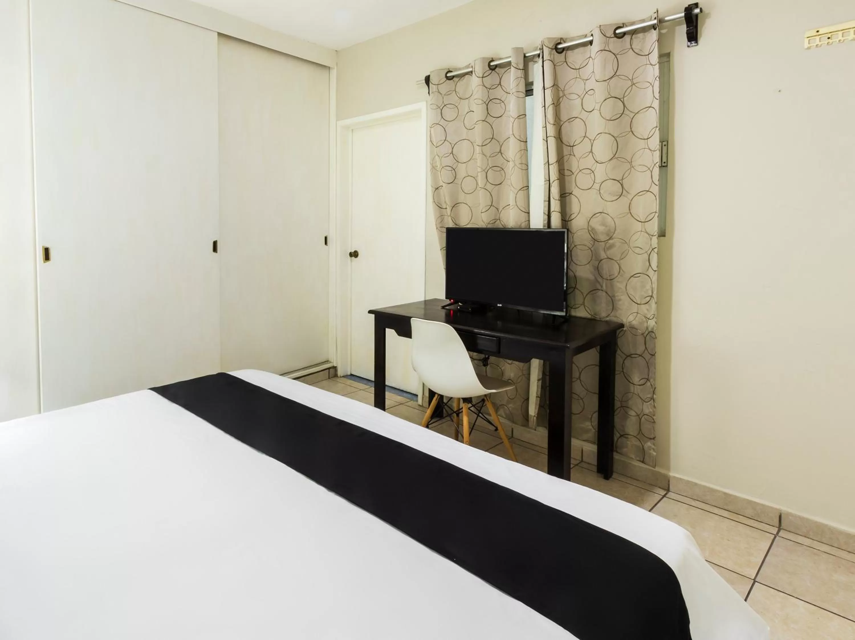 TV and multimedia, Bed in Boca Inn Hotel & Suites