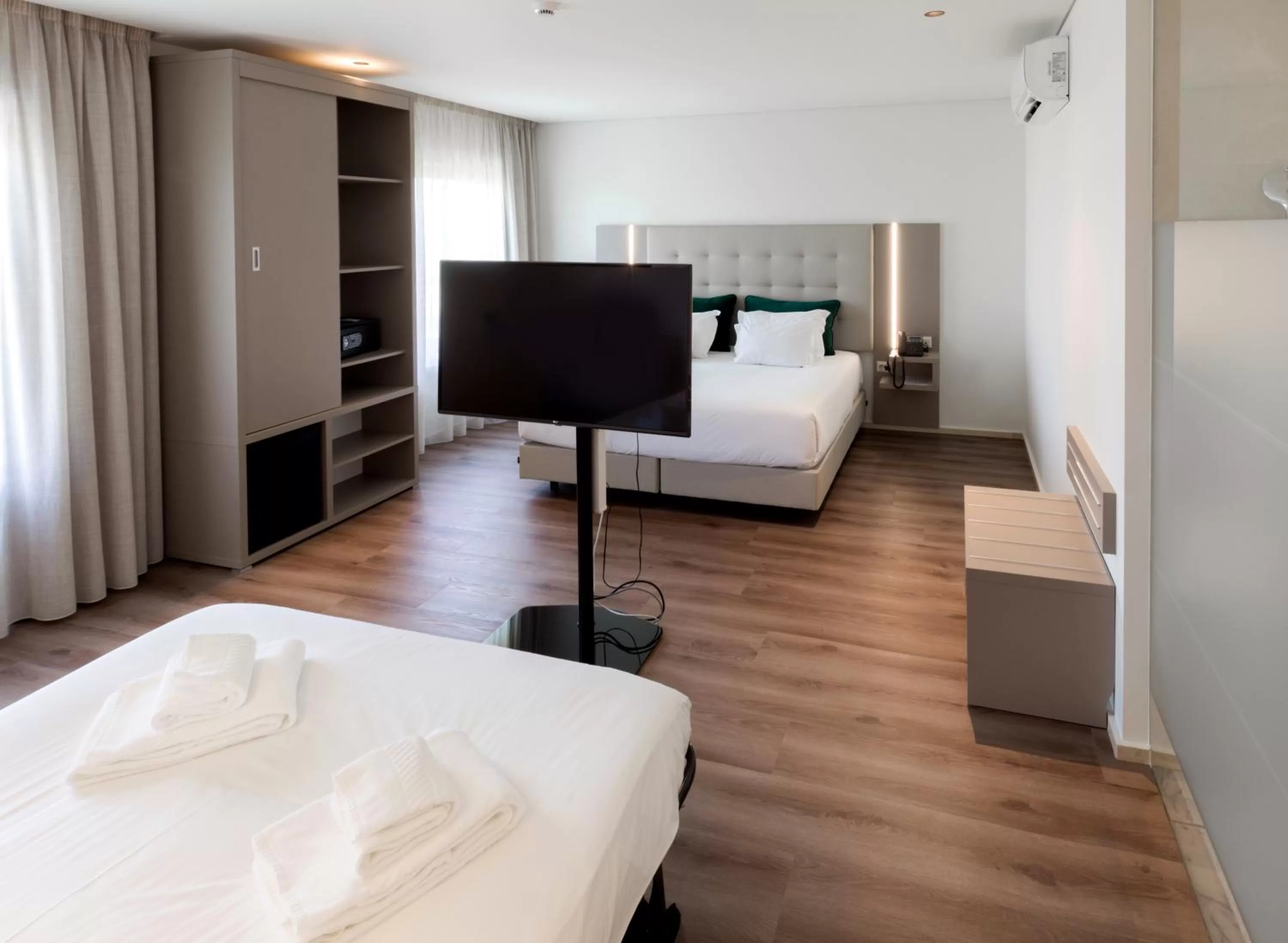 Family, Bed in Oporto Airport & Business Hotel