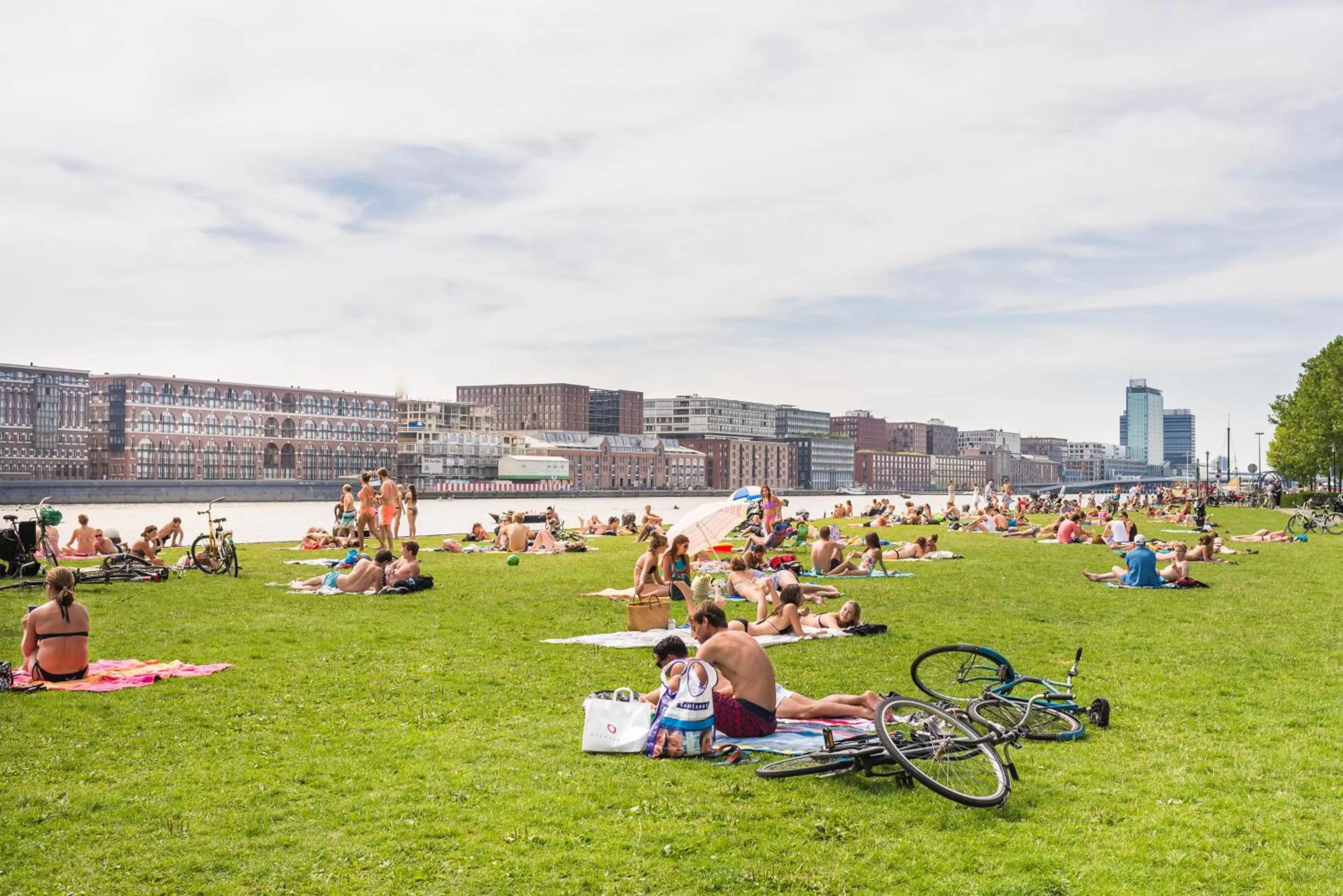 group of guests in Houseboat studio with canalview and free bikes