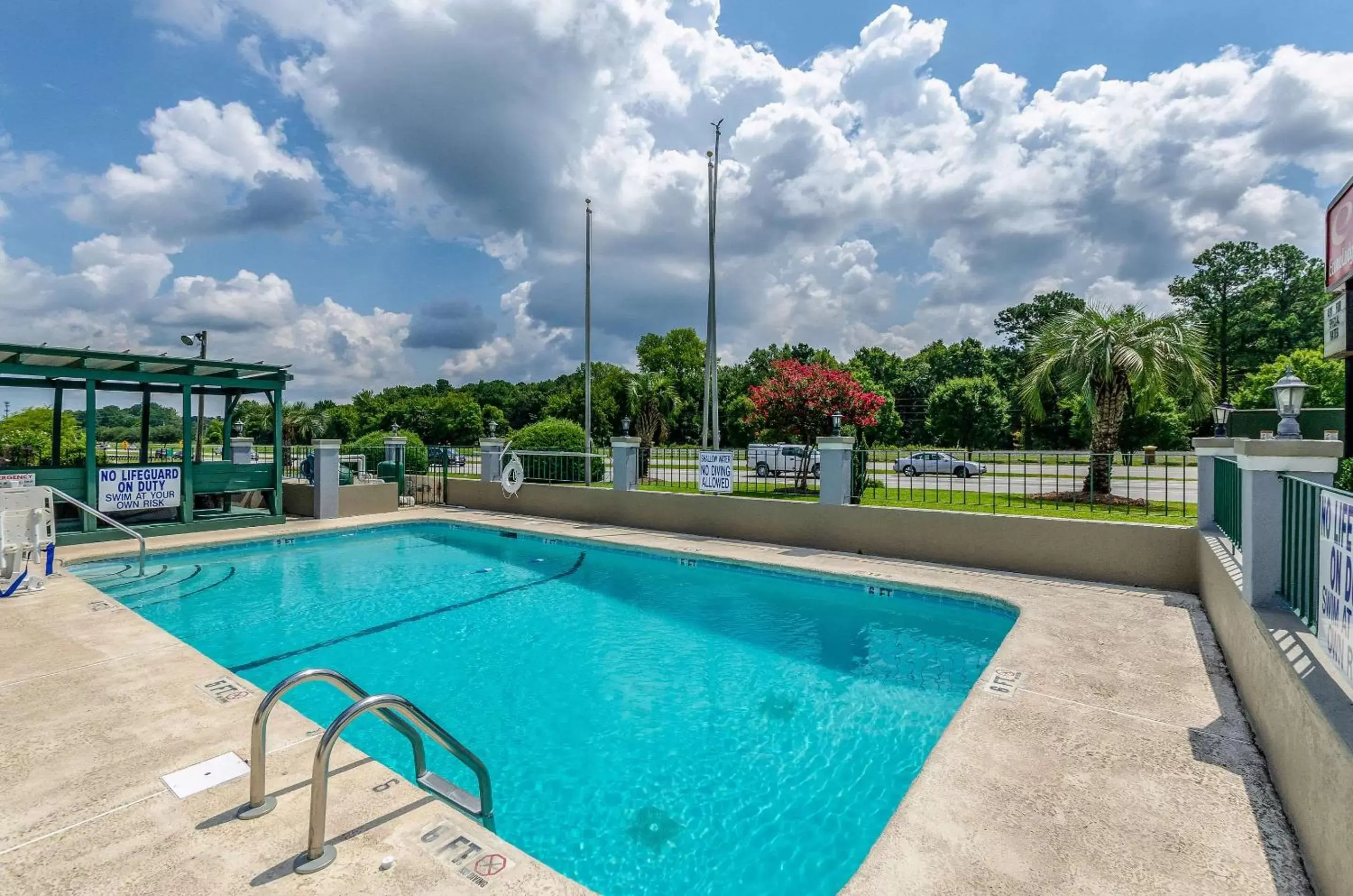 Activities, Swimming Pool in Econo Lodge Goose Creek