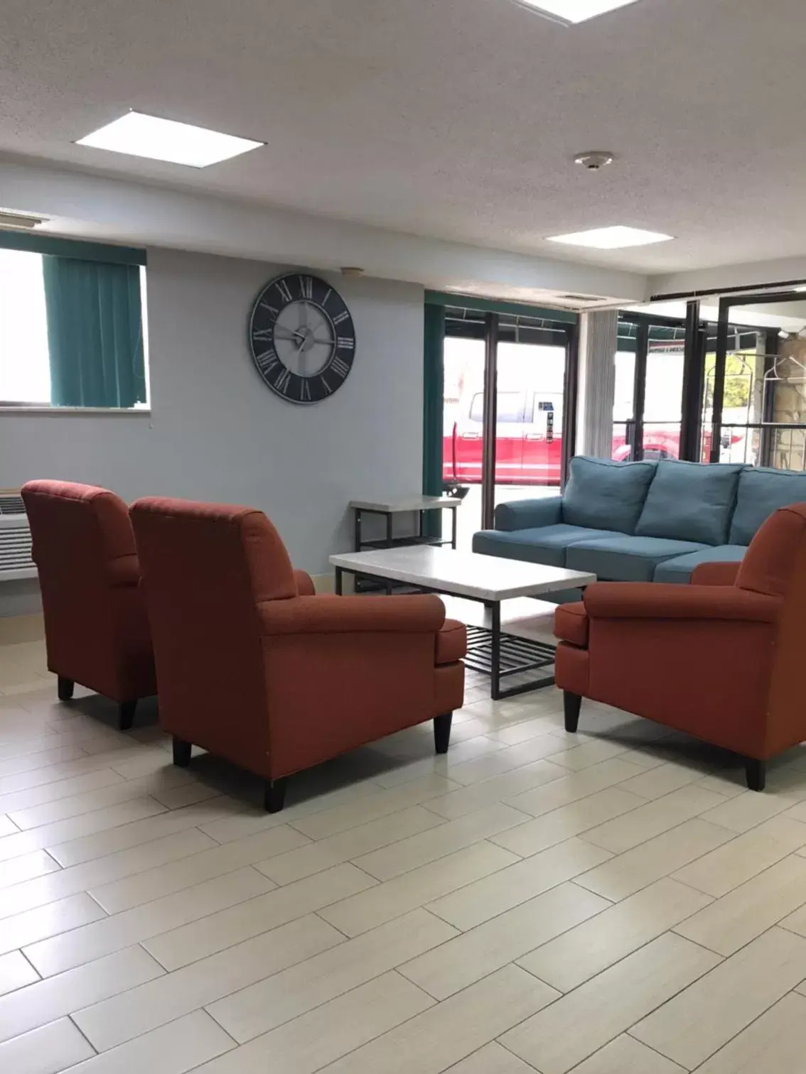 Seating Area in Floral Park Motor Lodge