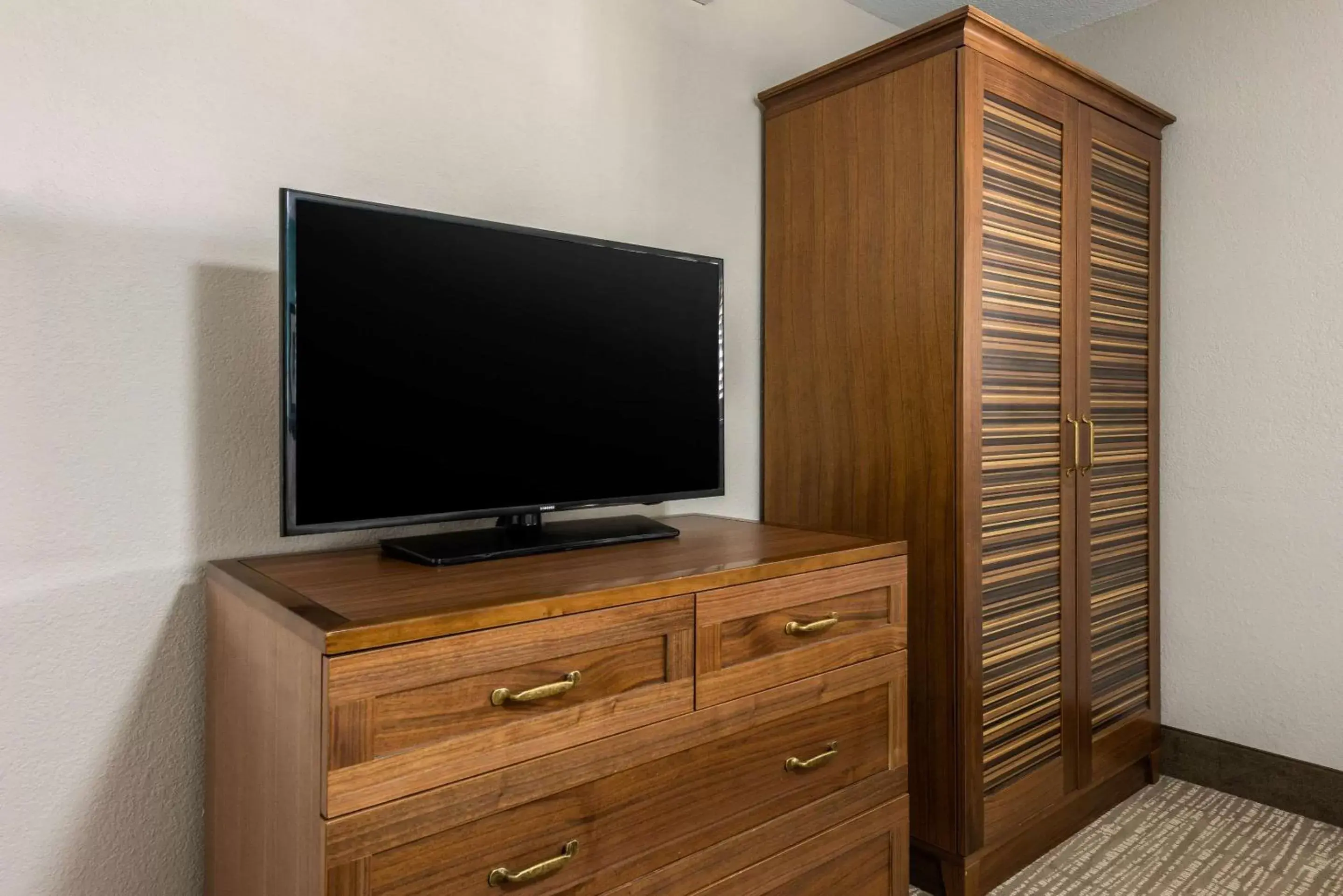 Toilet, TV/Entertainment Center in Seafarer Inn & Suites, Ascend Hotel Collection