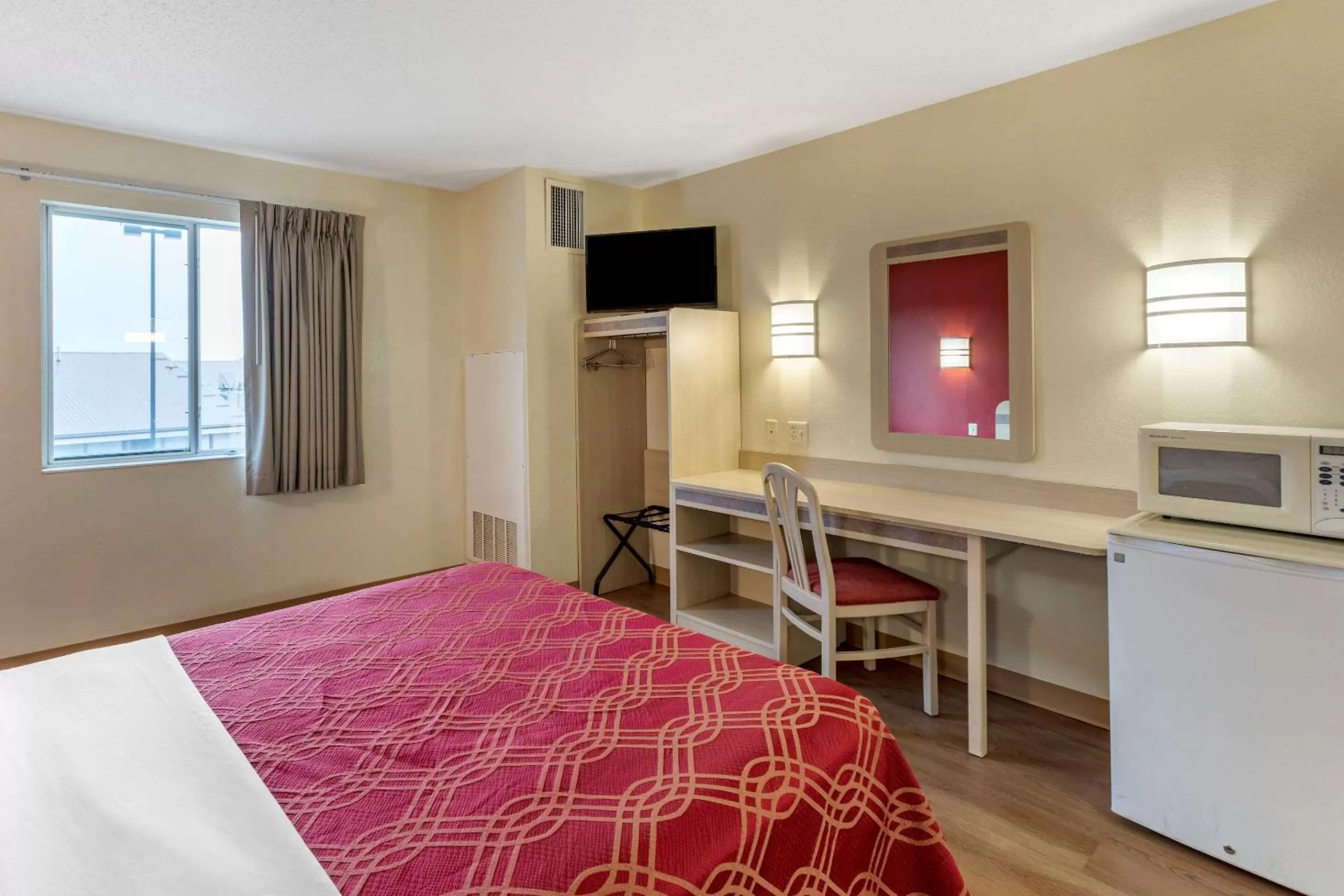 Photo of the whole room, Bed in Econo Lodge Belle Fourche