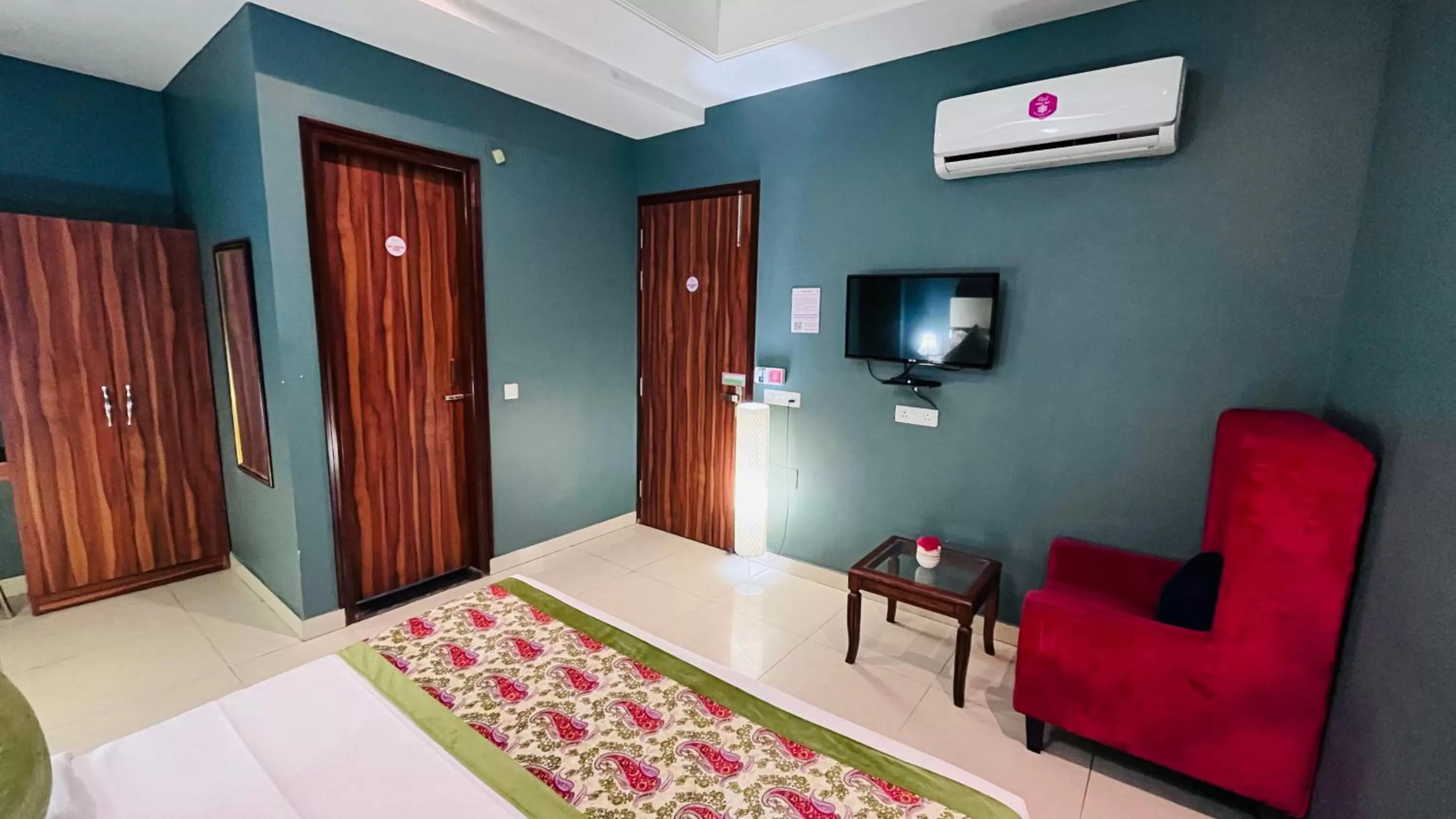 Communal lounge/ TV room, TV/Entertainment Center in Qotel Hotel Church House Rohini Sector 15