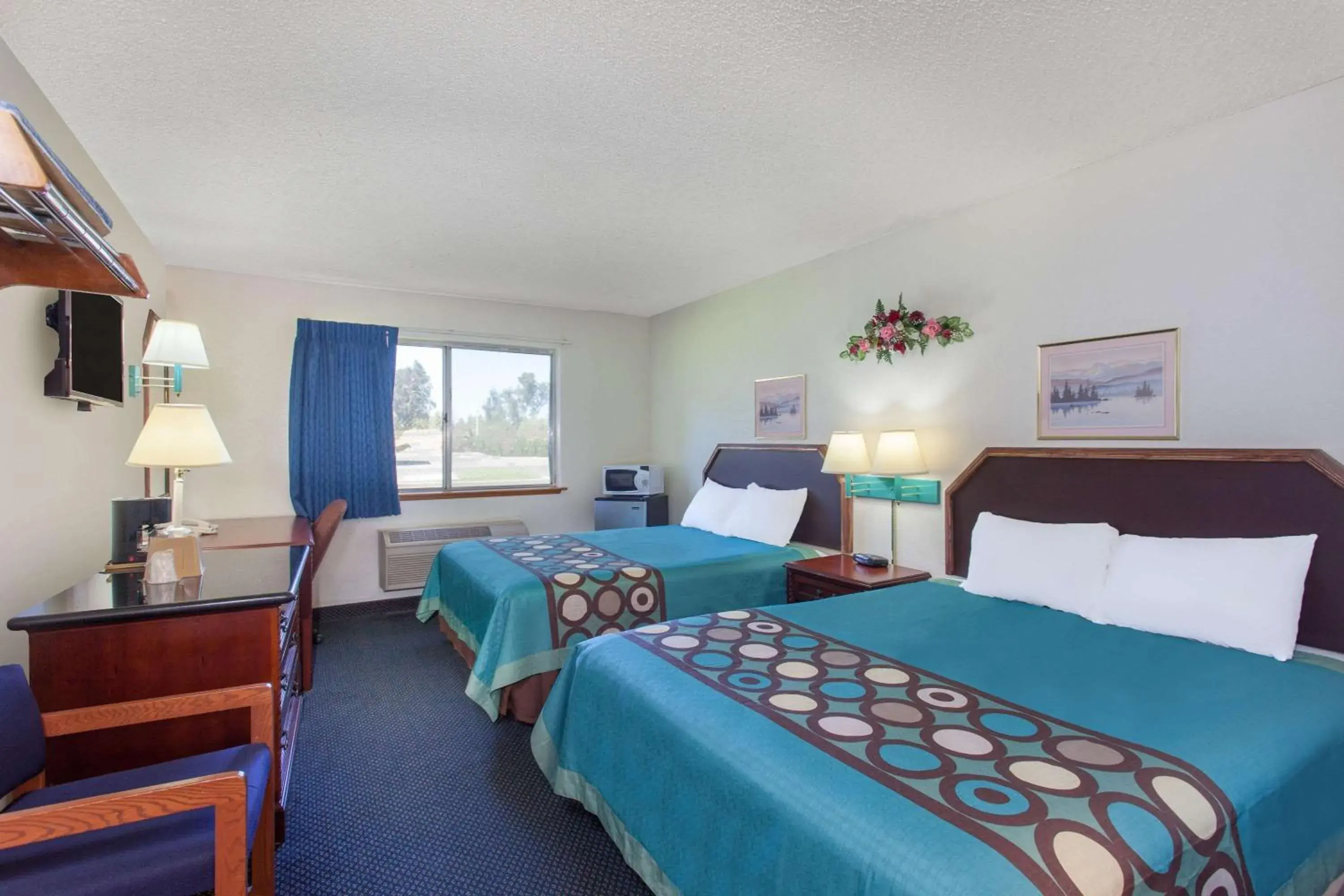 Photo of the whole room, Bed in Super 8 by Wyndham Selma/Fresno Area