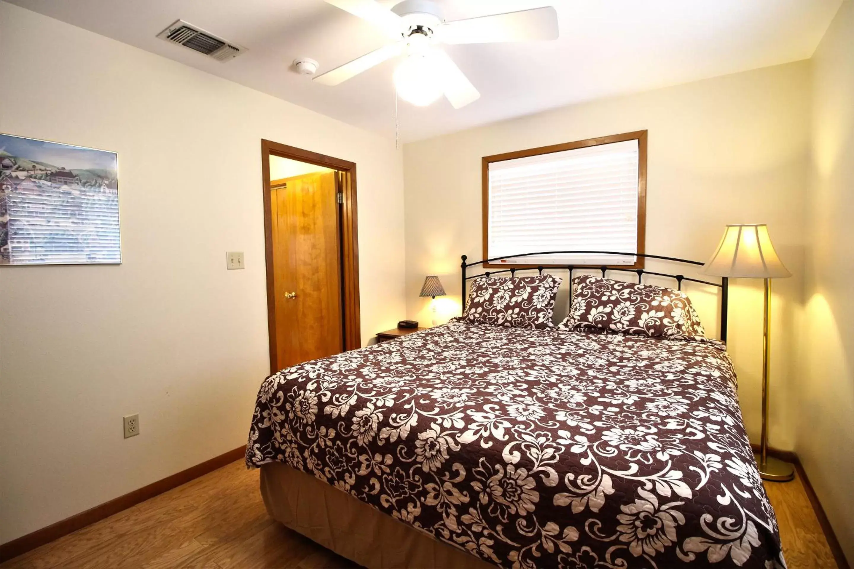 Bedroom, Bed in Peach Tree Inn & Suites