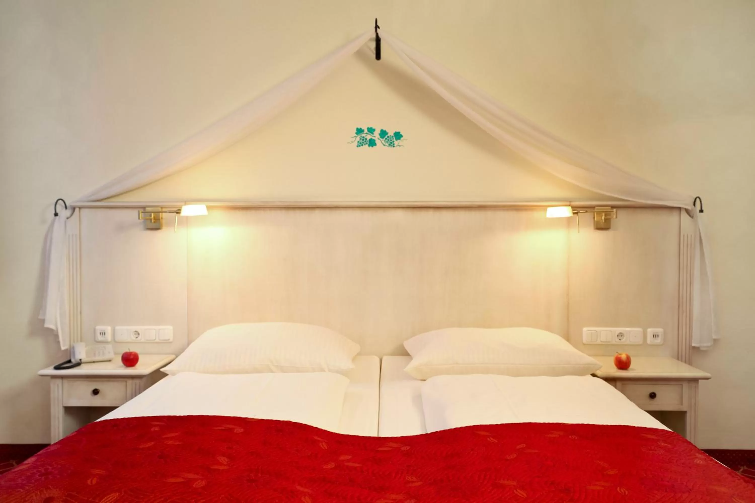 Bed in Hotel Chateau Kurfürstendamm