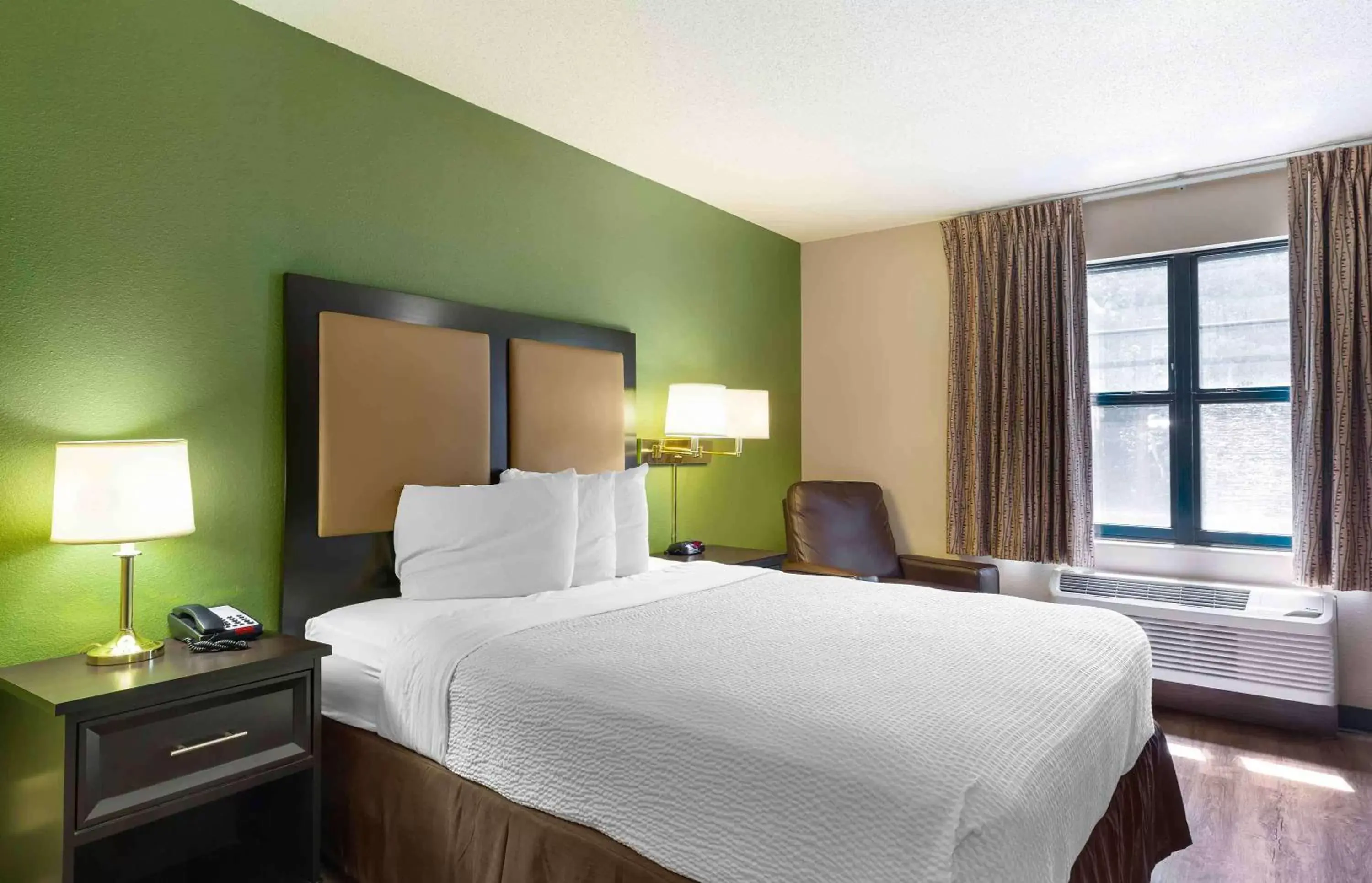 Bedroom, Bed in Extended Stay America Suites - Nashua - Manchester