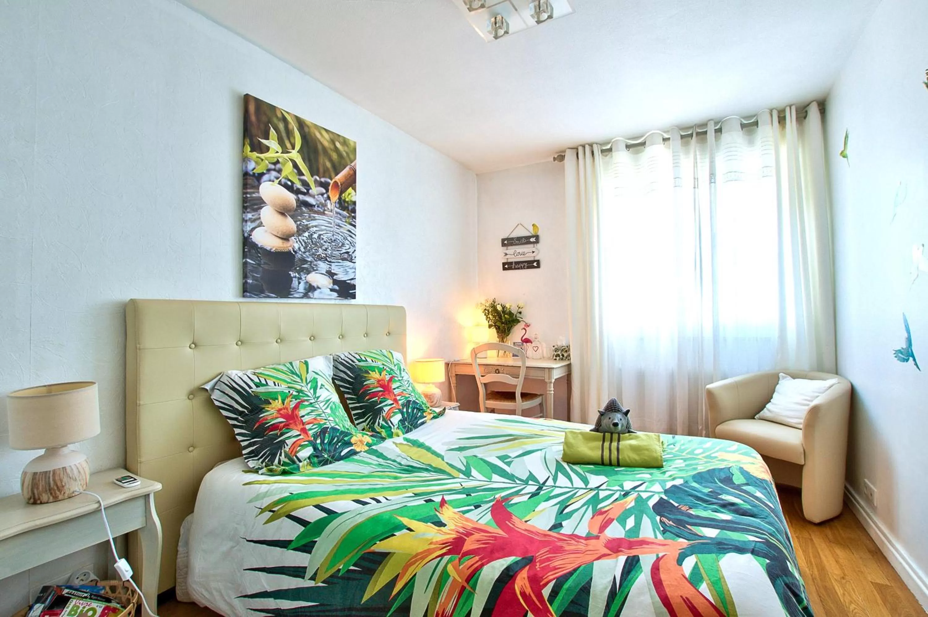 Bed in NATURALBNB - Chambres d'hôtes bios, éthiques - Au calme, confort dans résidence fermée - PARKING GRATUIT et sécurisé - Garage vélos et motos - OFFERT SUPER PETIT DEJEUNER local et bio sucré salé