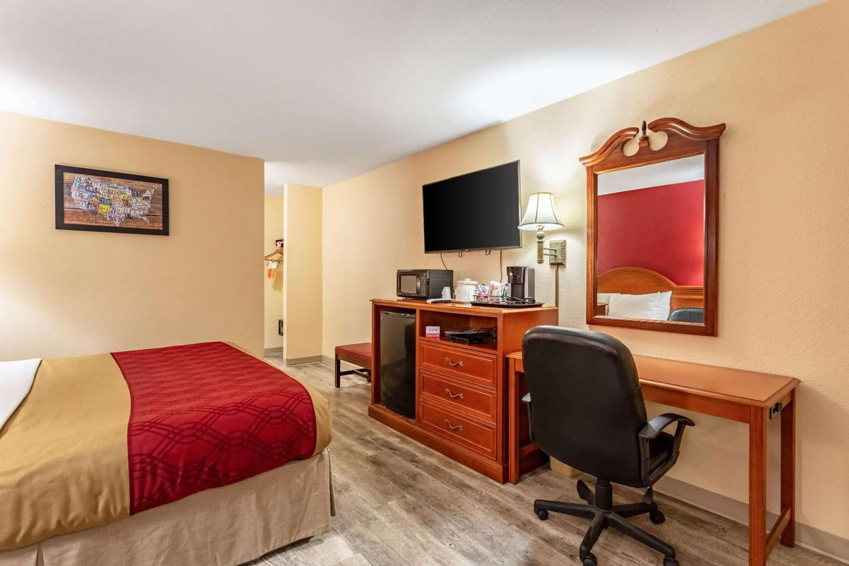 Photo of the whole room, TV/Entertainment Center in Econo Lodge Santa Rosa