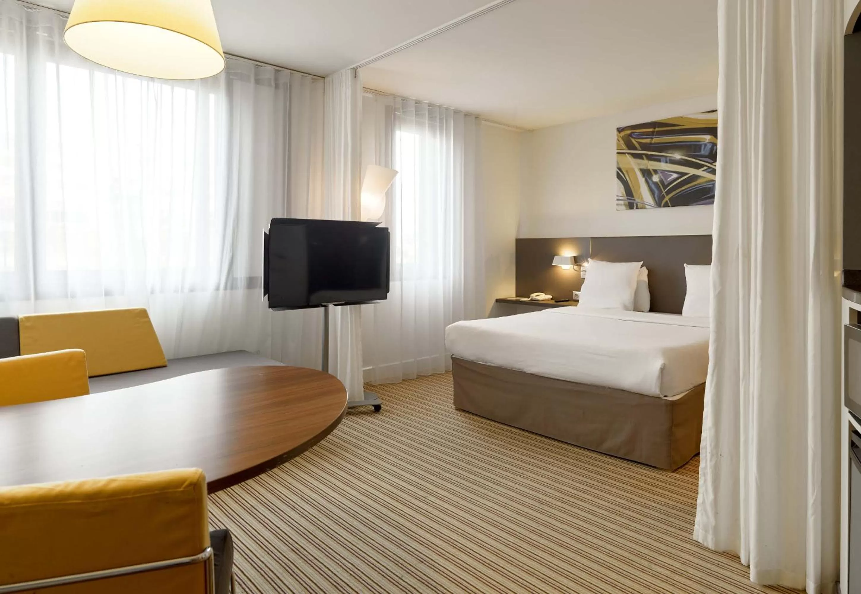 Bedroom, TV/Entertainment Center in Novotel Suites Paris Rueil Malmaison