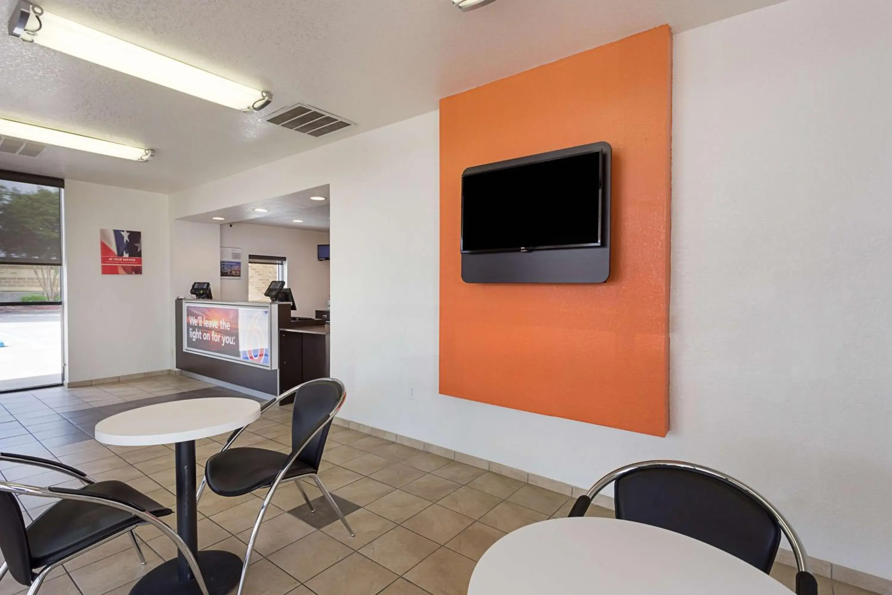 Lobby or reception, TV/Entertainment Center in Motel 6 Baton Rouge Southeast