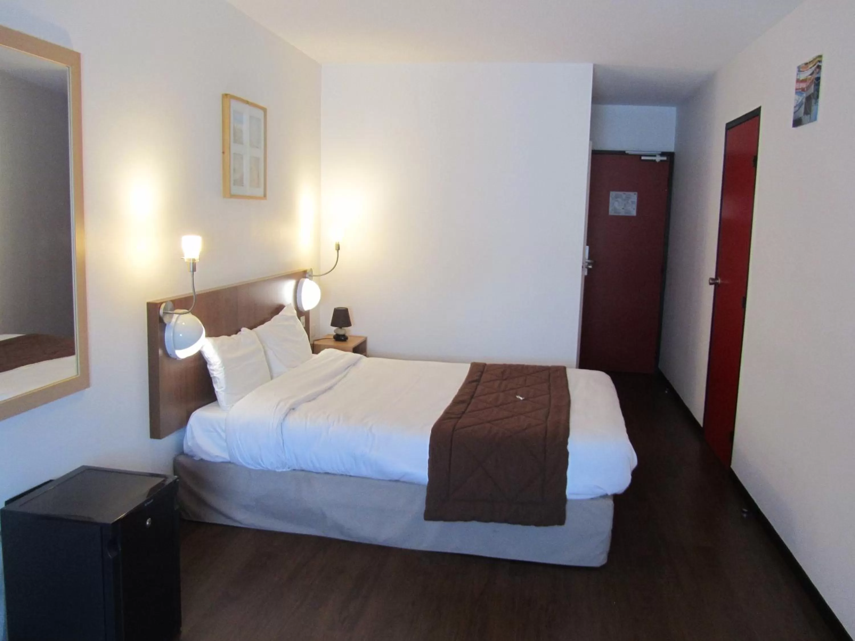 Photo of the whole room, Bed in Hôtel - Restaurant Le Saint Joseph