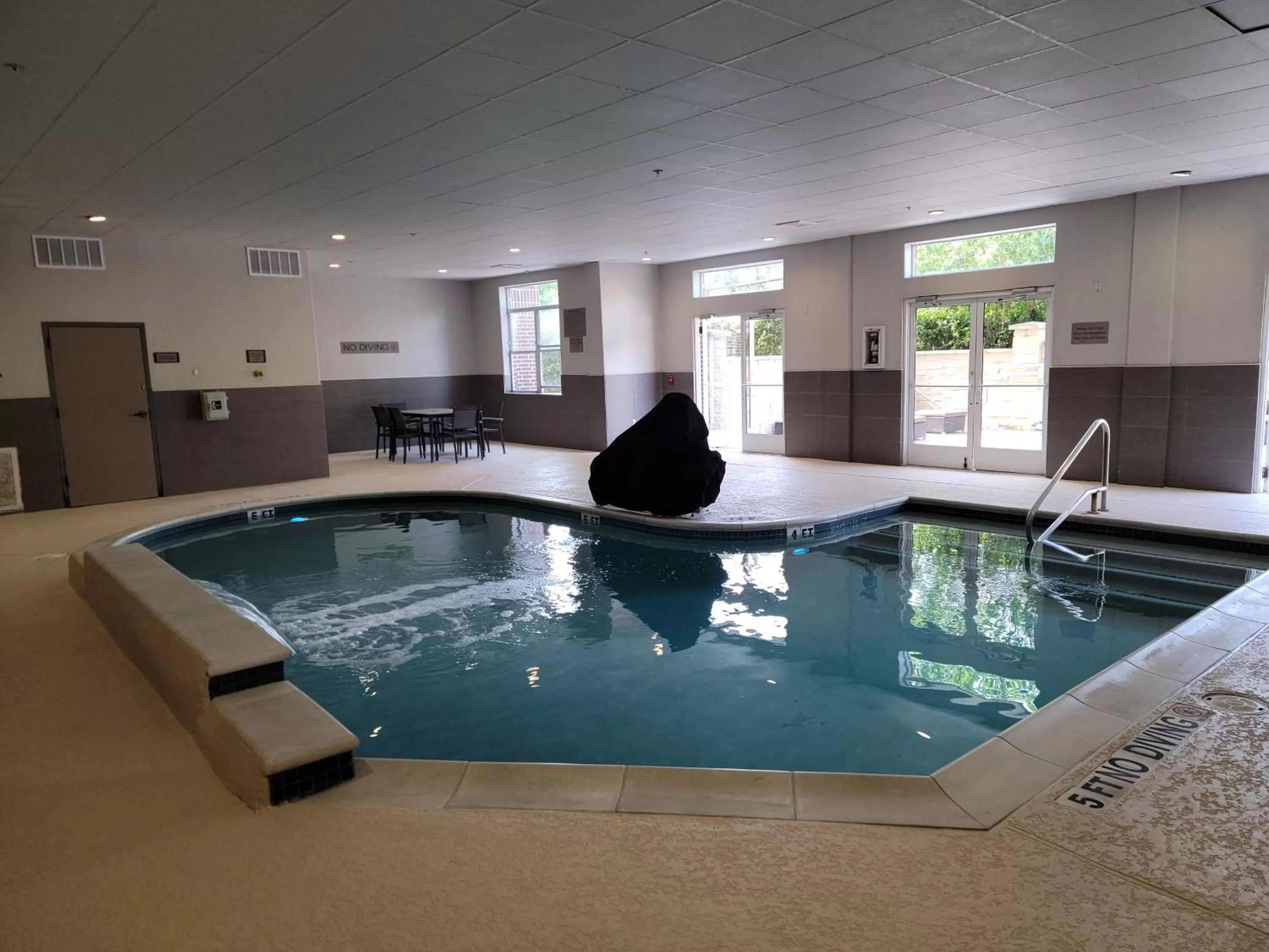 Swimming pool in Country Inn & Suites by Radisson, Houston Intercontinental Airport East, TX