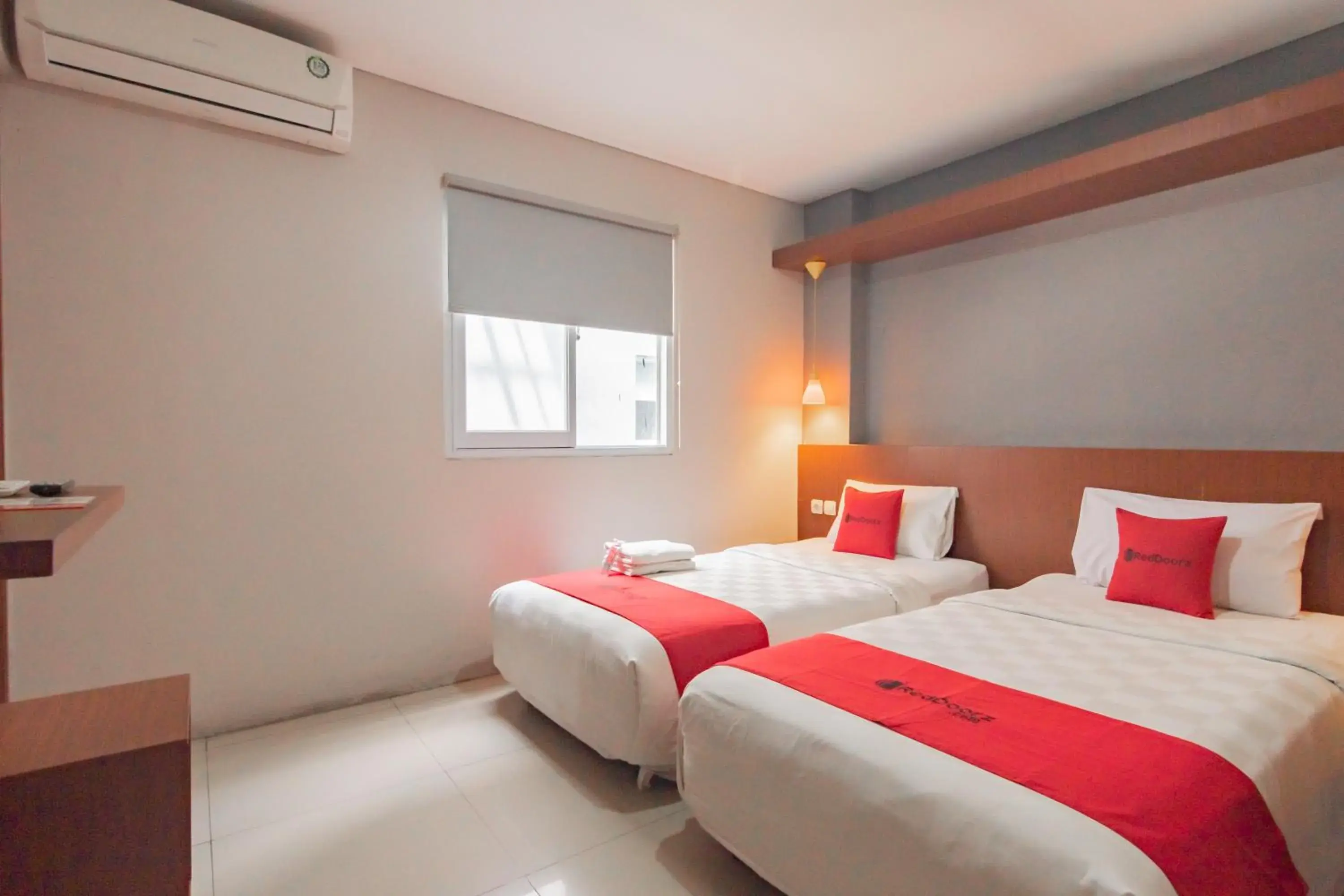 Bedroom, Bed in RedDoorz Plus @ Dago Pojok 3