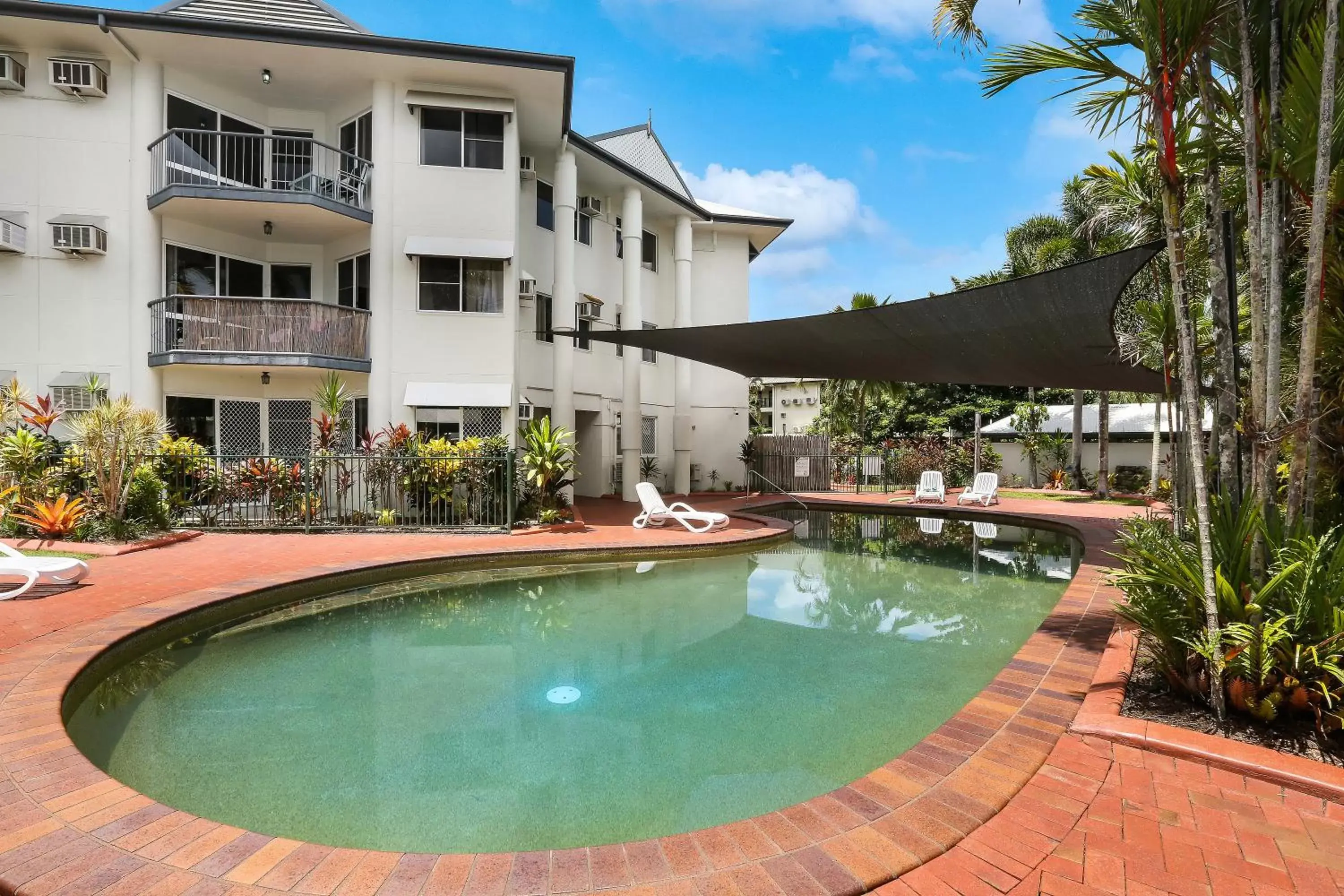 Swimming pool, Property Building in Citysider Cairns Holiday Apartments