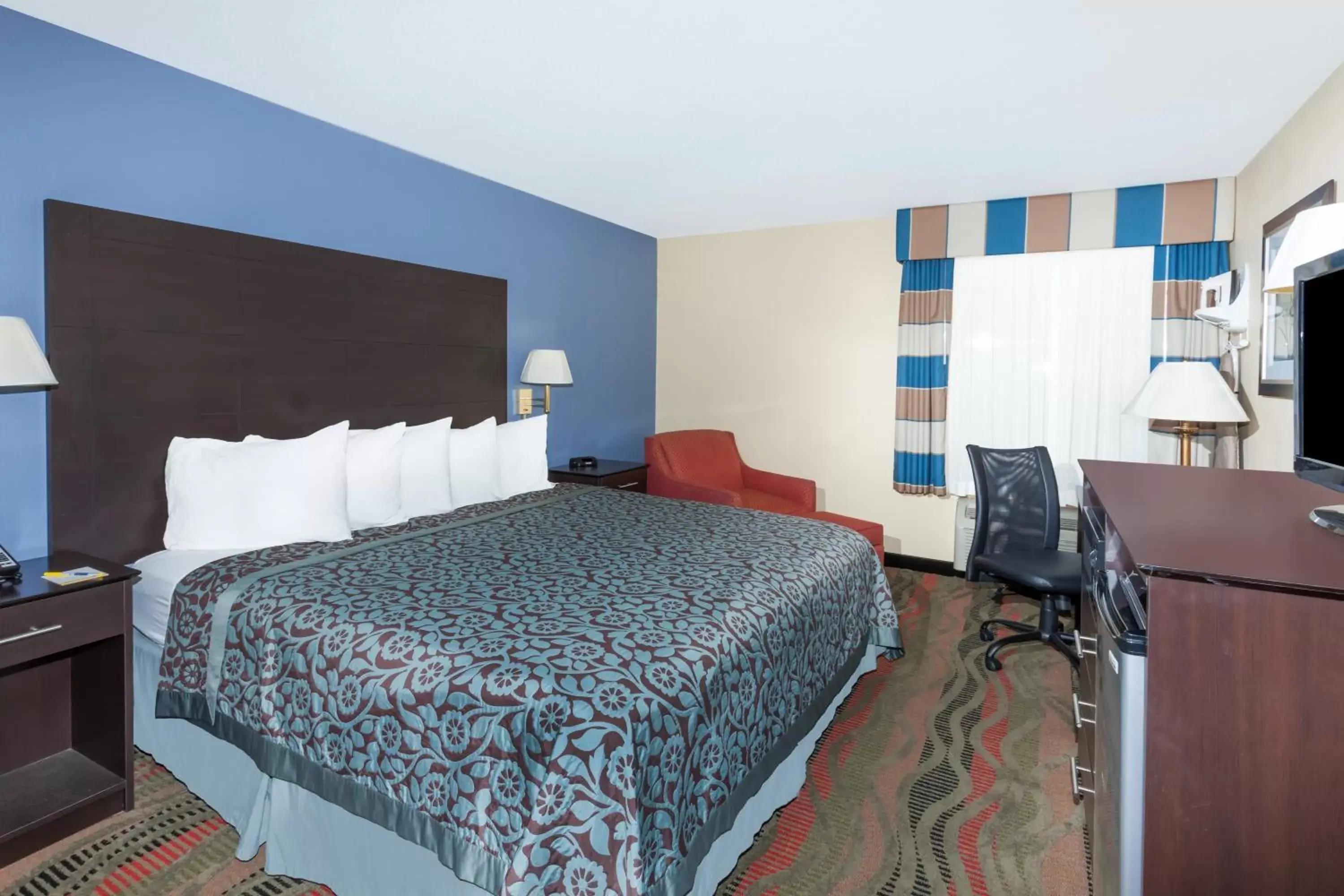 Bedroom, Bed in Days Inn by Wyndham Springfield