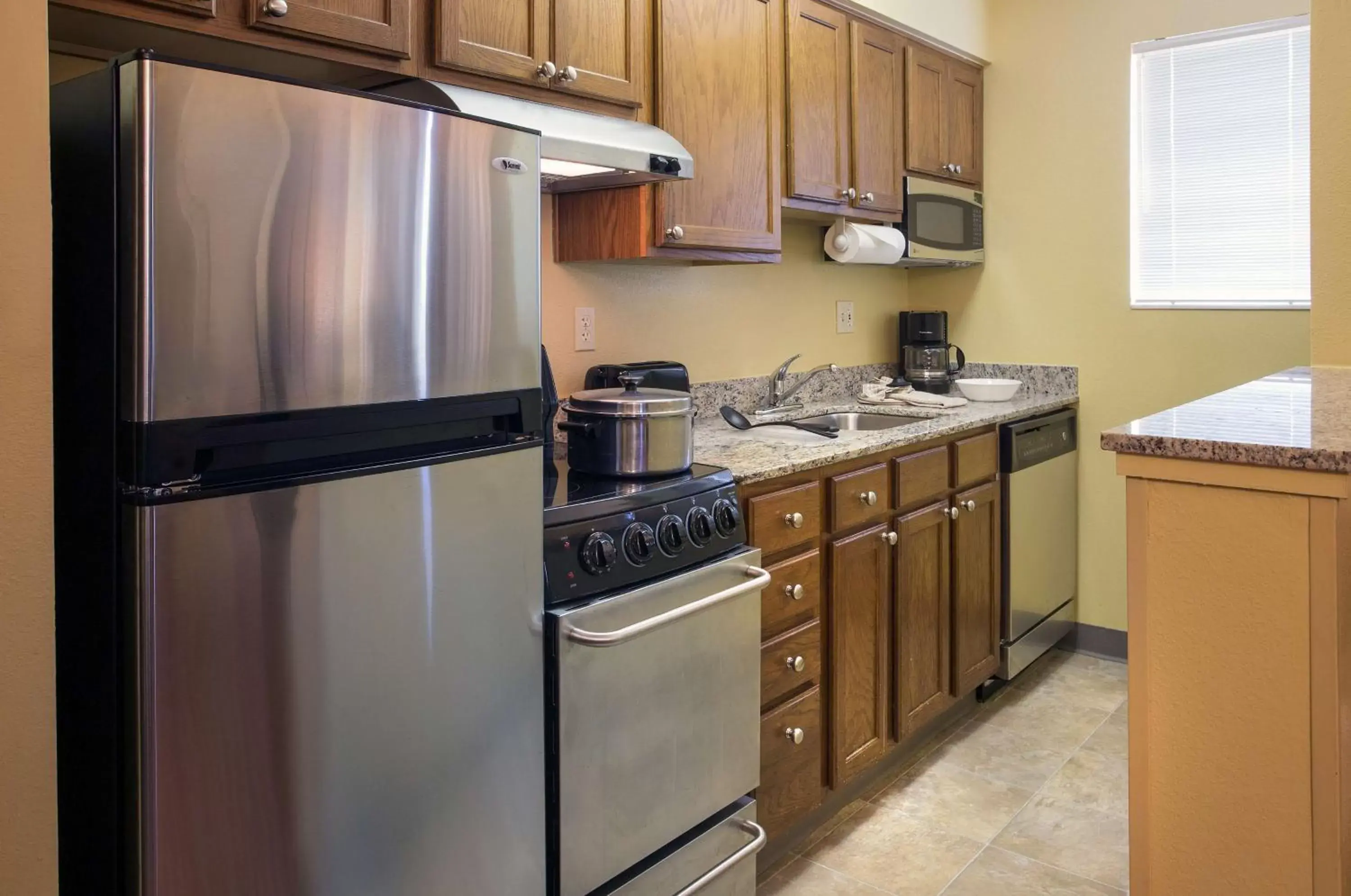 Kitchen or kitchenette, Kitchen/Kitchenette in Sonesta Simply Suites Detroit Novi