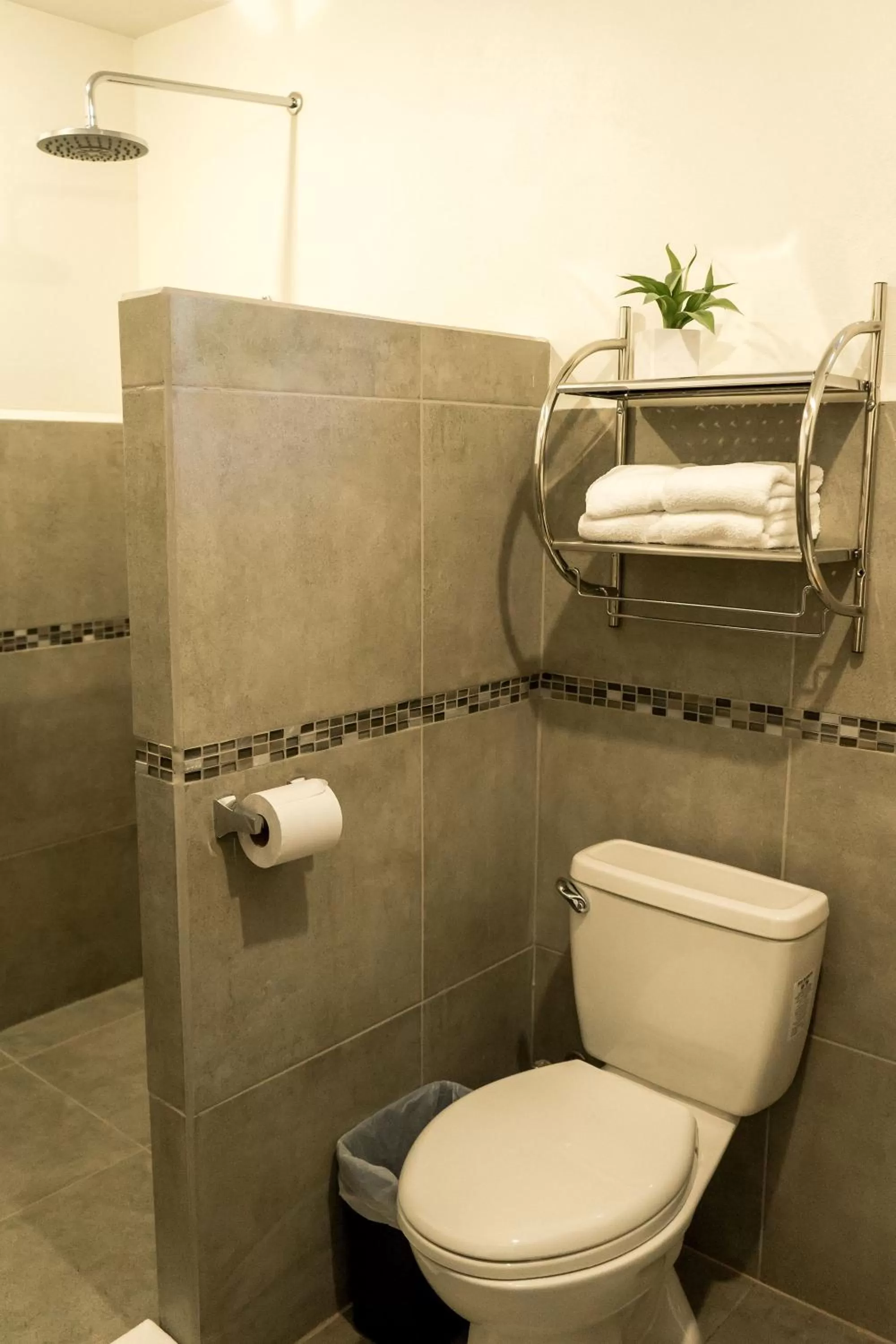 Shower, Bathroom in Terida Airport B&B