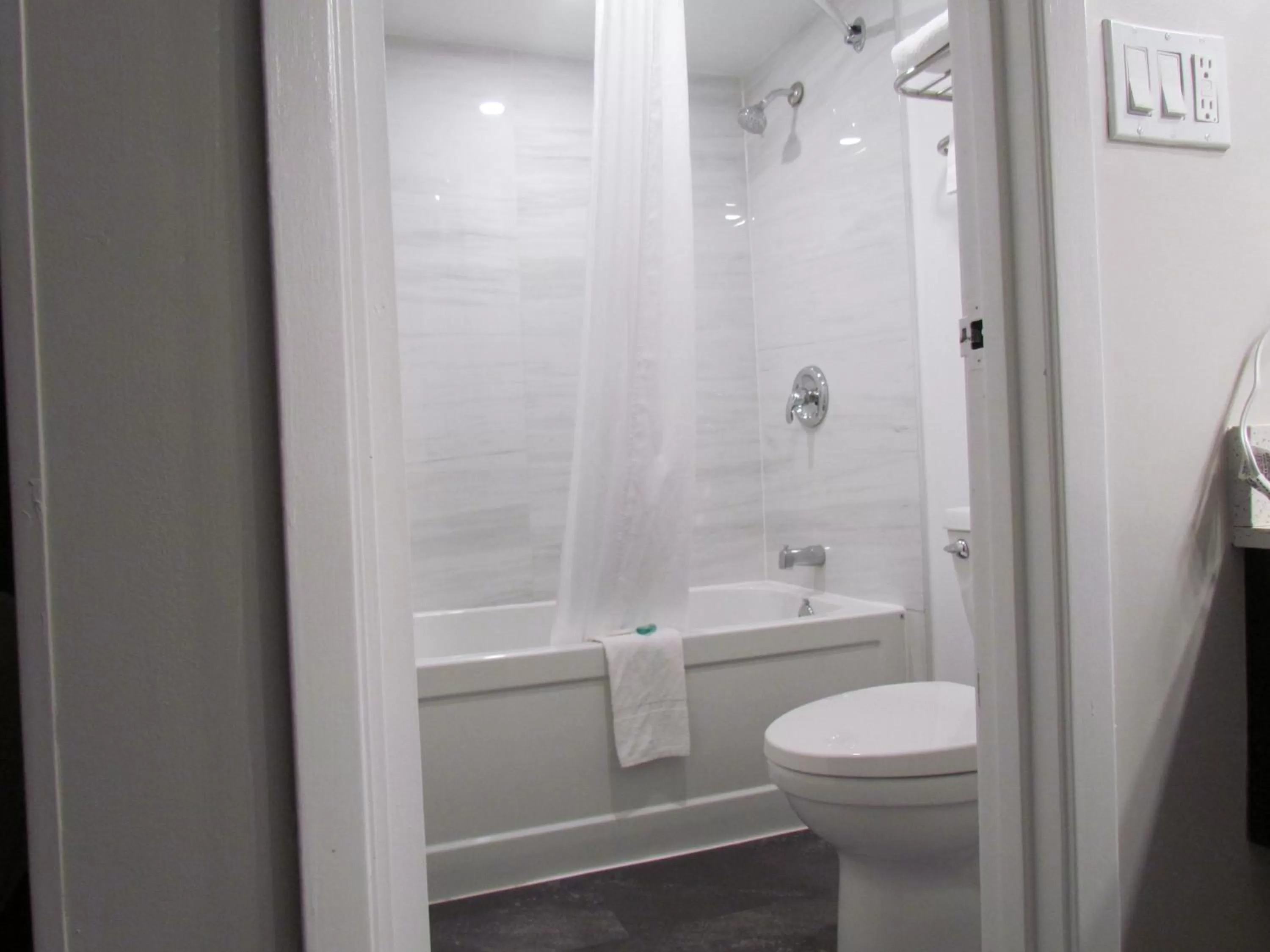 Bathroom in Rodeway Inn King William