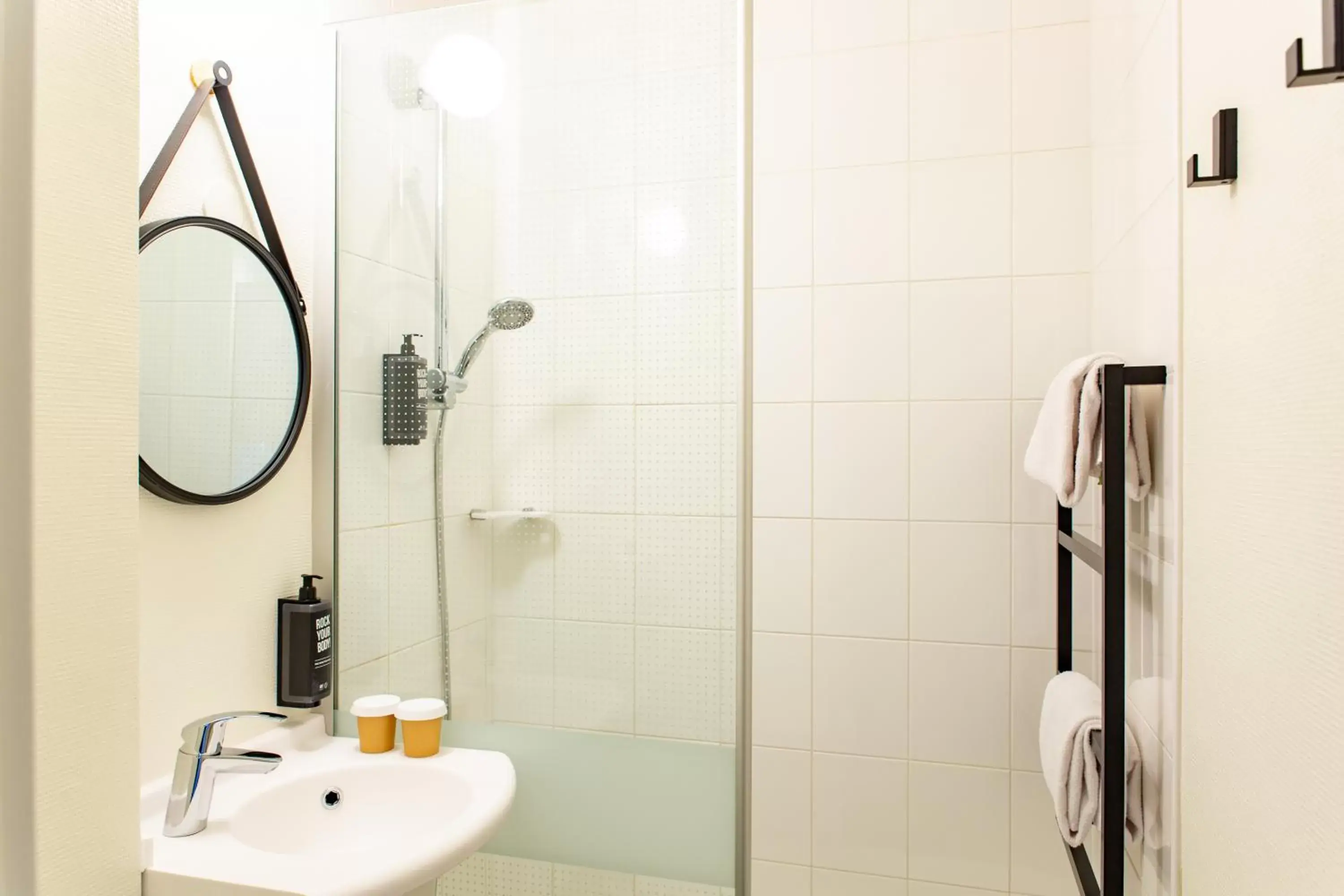 Bathroom in ibis Tours Sud Bathroom in ibis Tours Sud