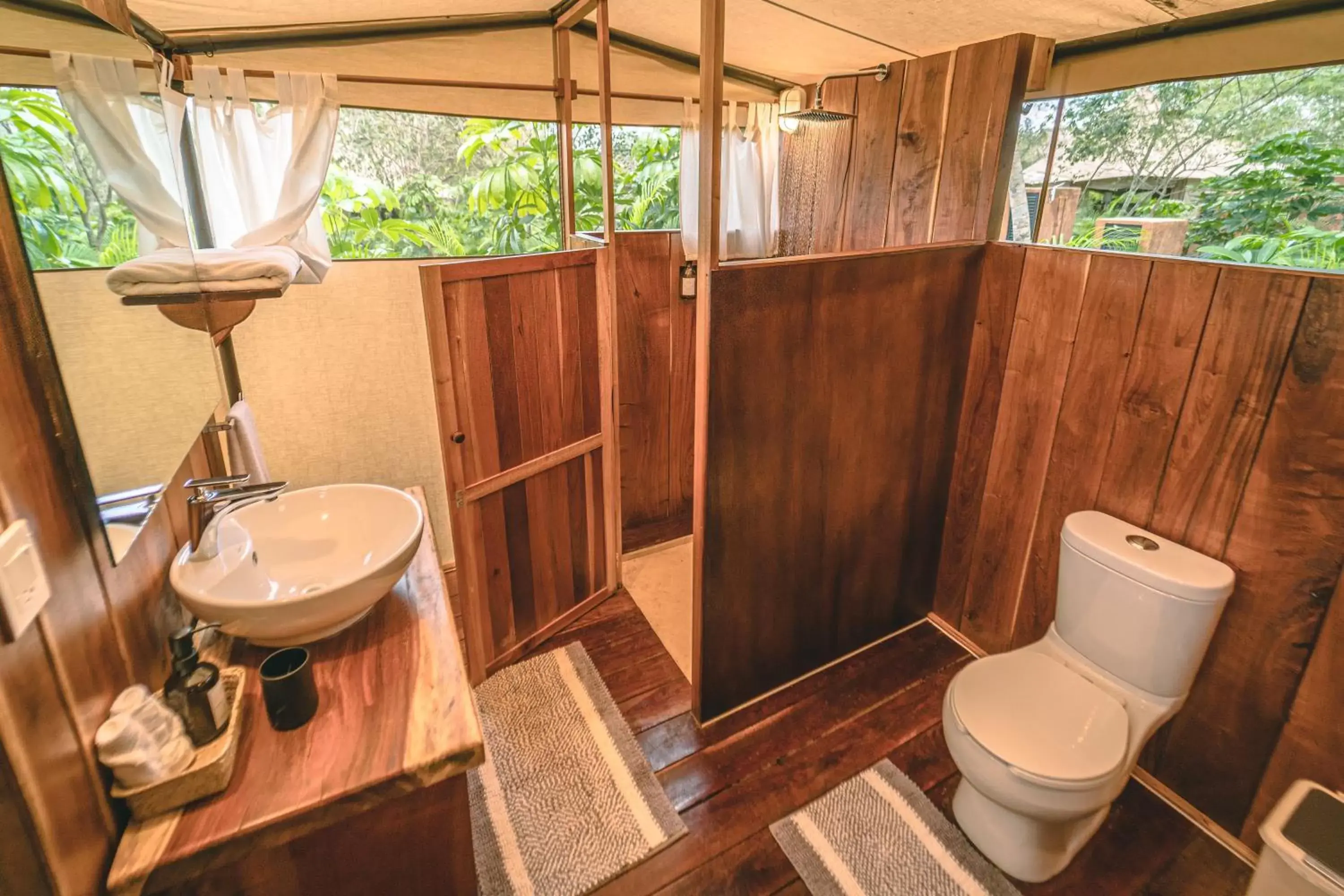 Bathroom in Destino Mío by AKEN Soul