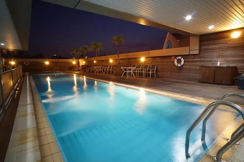 Swimming Pool in Imperial Palace Hotel