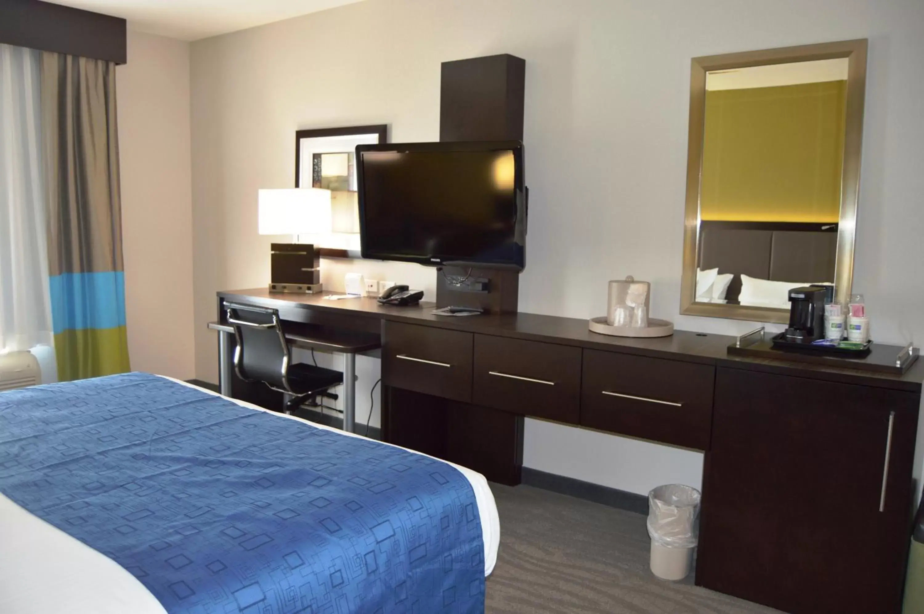 Bedroom, TV/Entertainment Center in Holiday Inn Express El Reno, an IHG Hotel