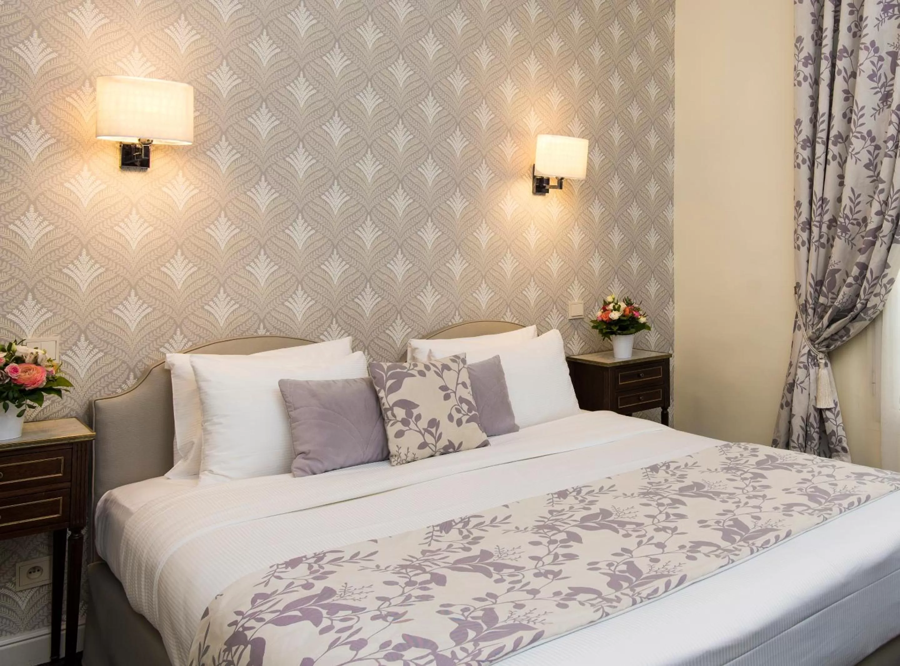 Bed in Hôtel Saint-Pétersbourg Opéra & Spa