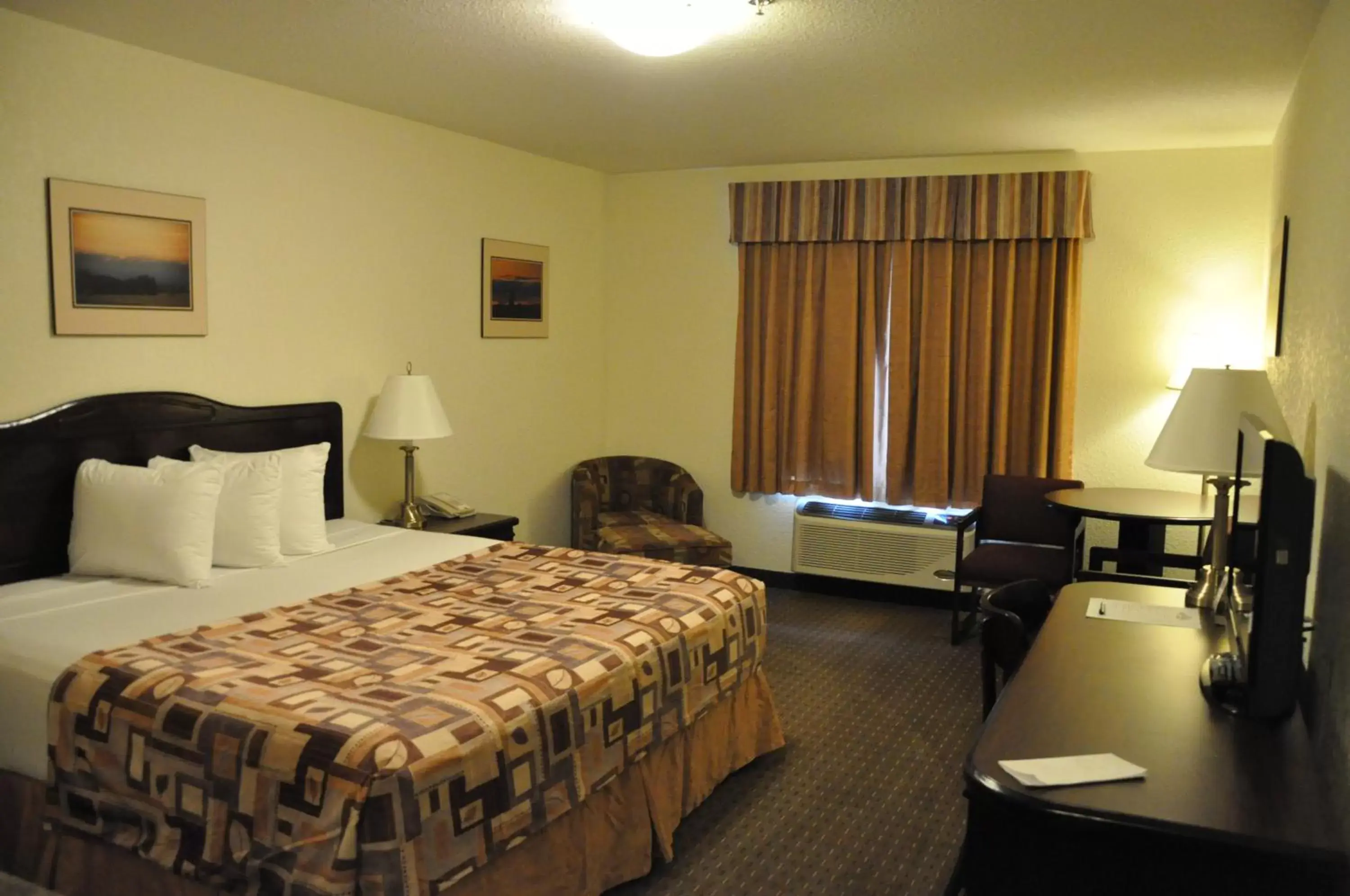 Seating area, Bed in Prairie Moon Inn & Suites Unity