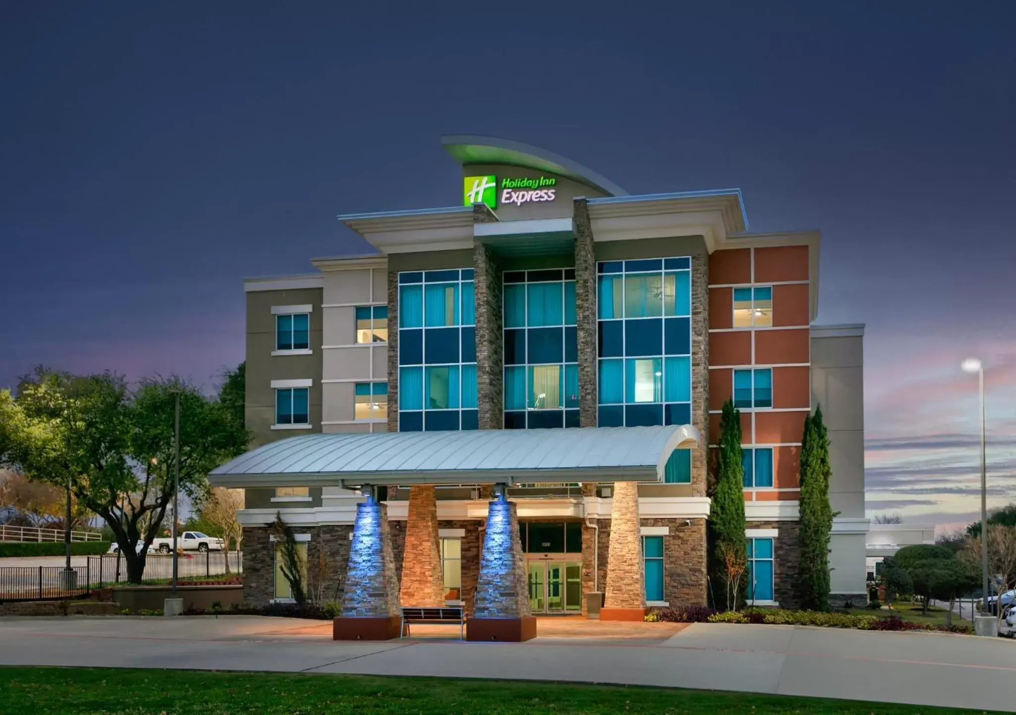 Property Building in Holiday Inn Express & Suites North Dallas at Preston, an IHG Hotel