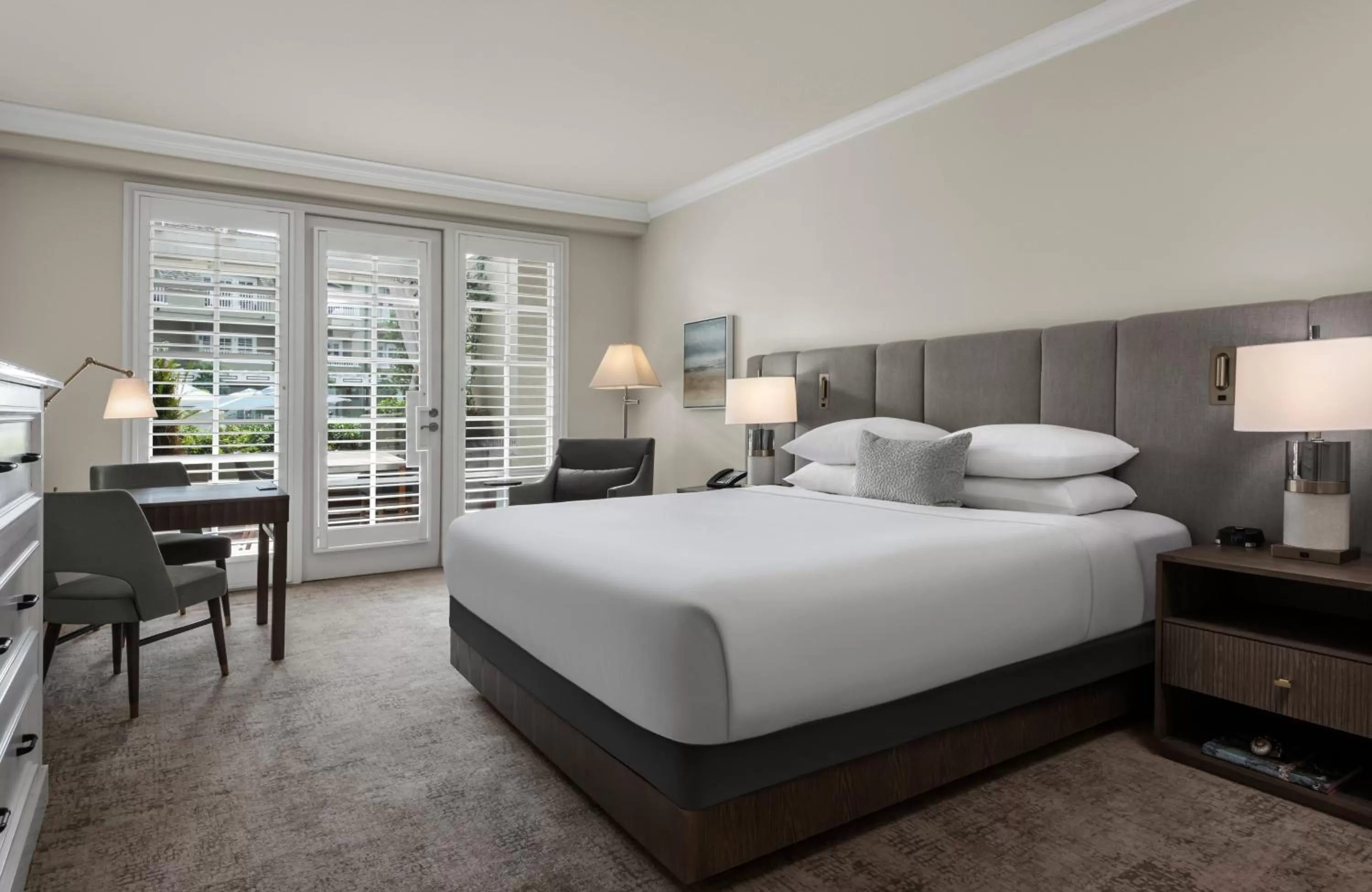 Bed in L'Auberge Del Mar Resort and Spa