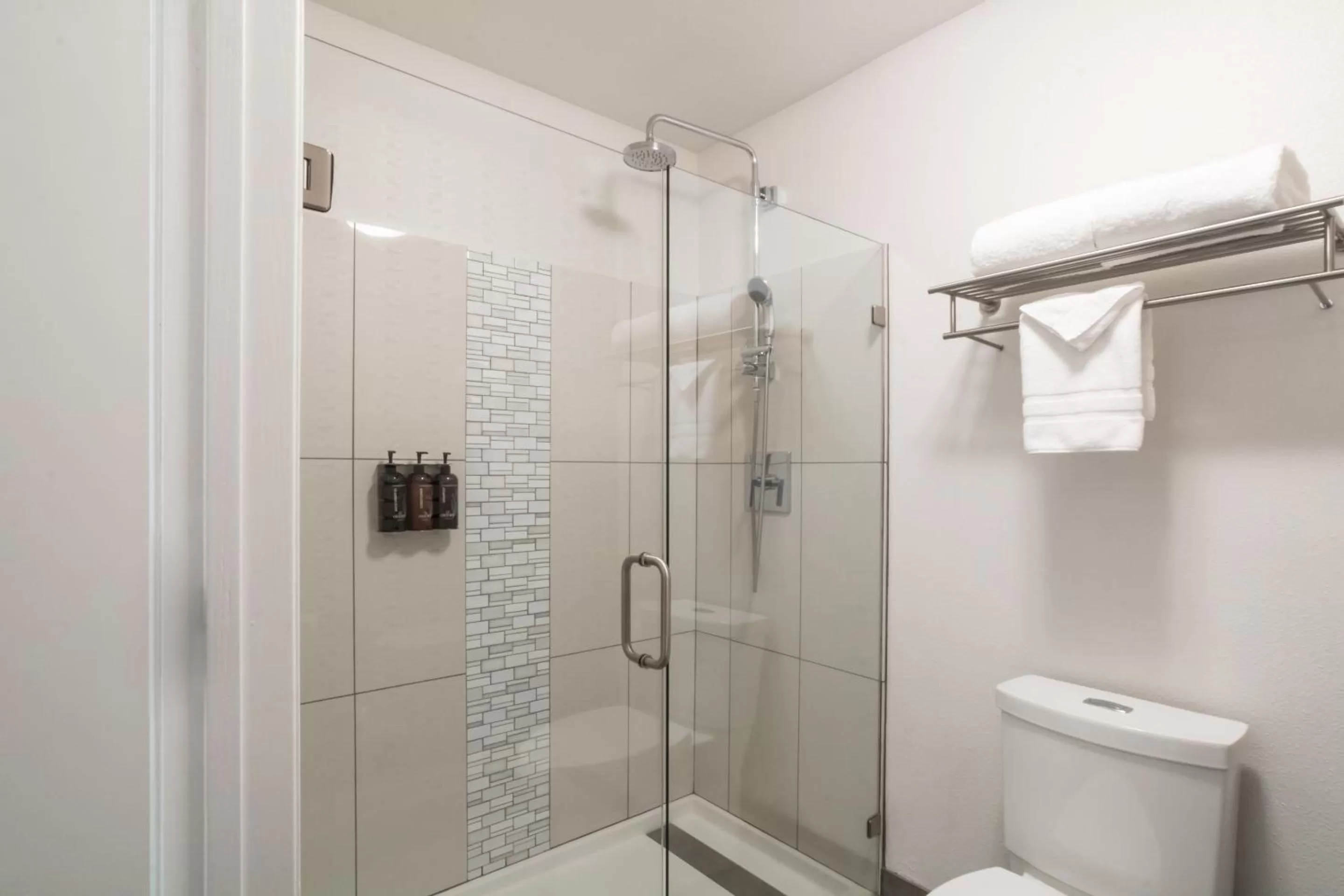 Bathroom in Oxford Suites Portland - Jantzen Beach