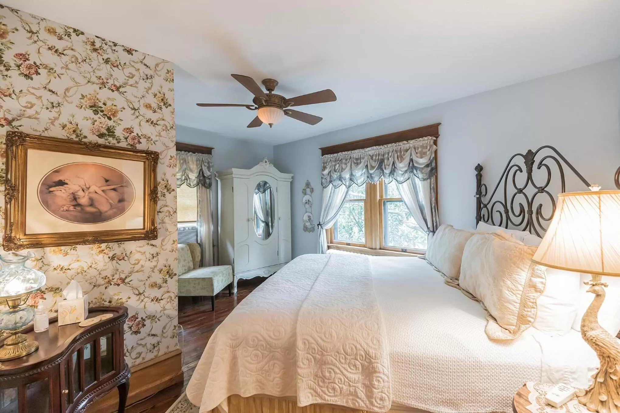 Bedroom, Bed in The Inn on Holly B&B