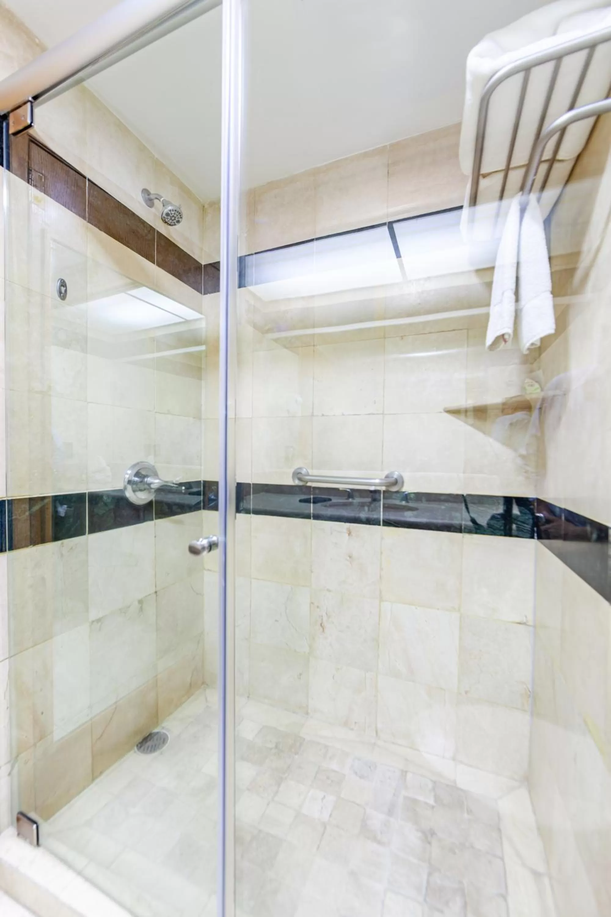 Shower, Bathroom in Suites Del Ángel