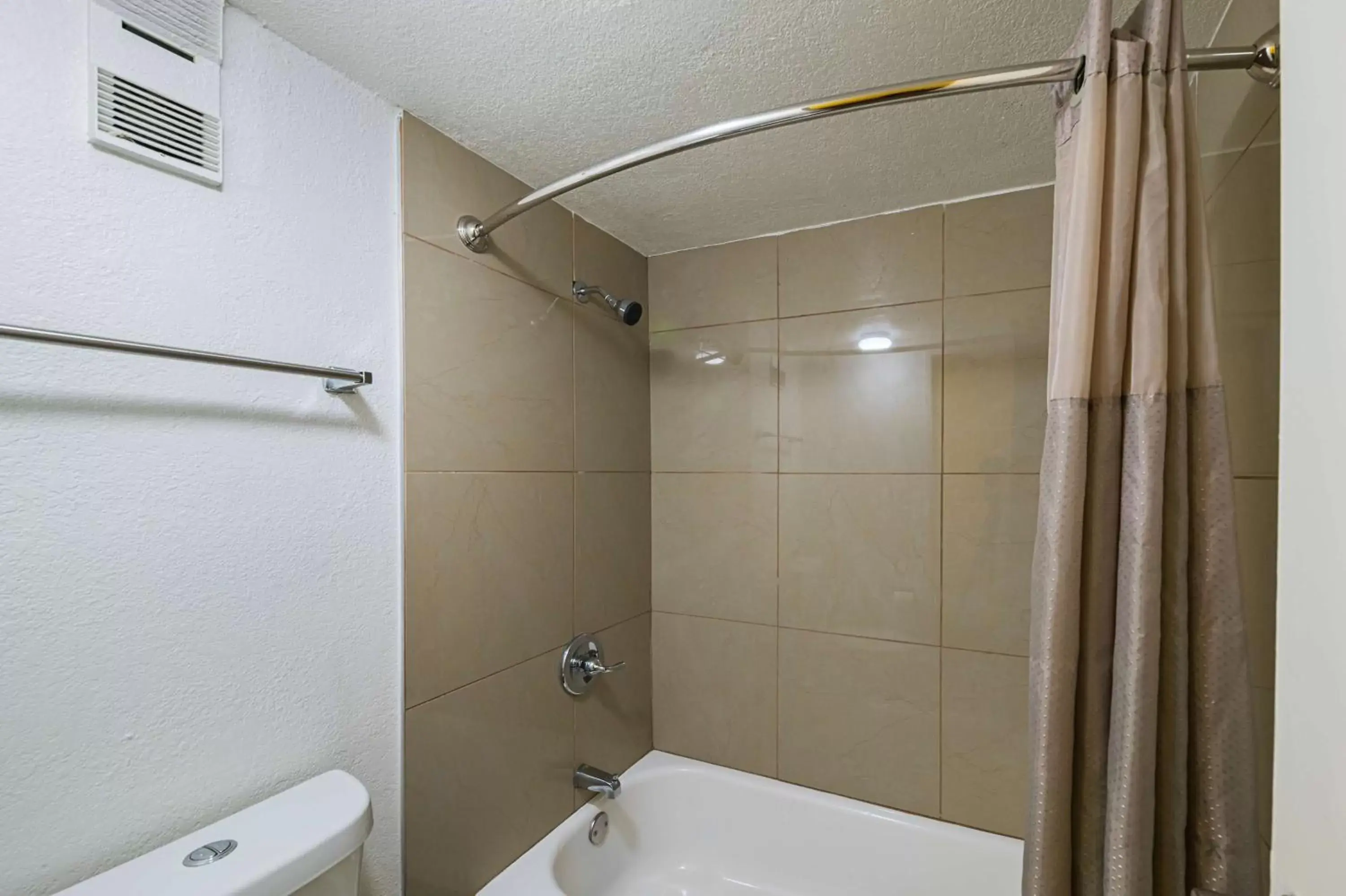 Shower, Bathroom in Motel 6-Grand Prairie, TX - Interstate 30