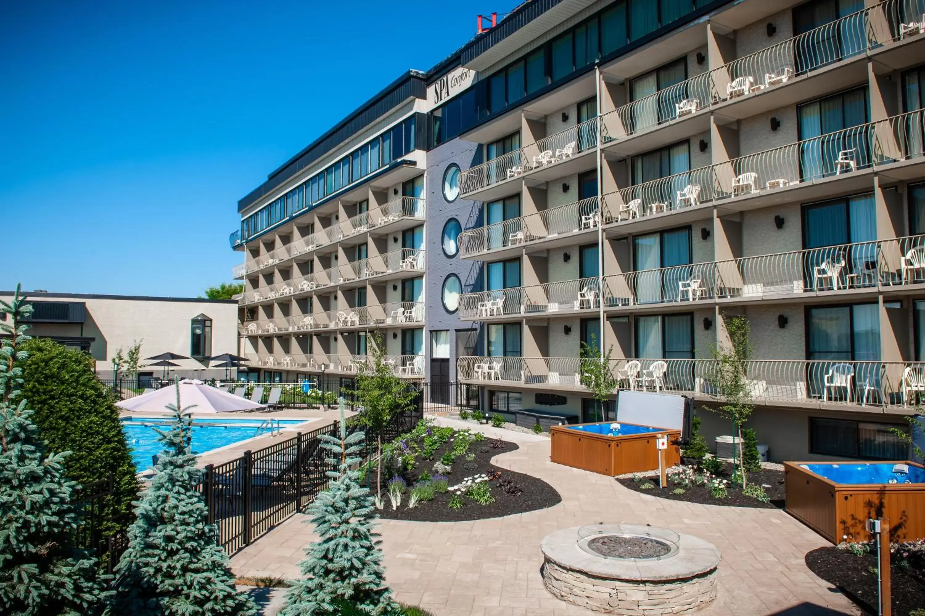 Patio, Property Building in Hôtel Castel