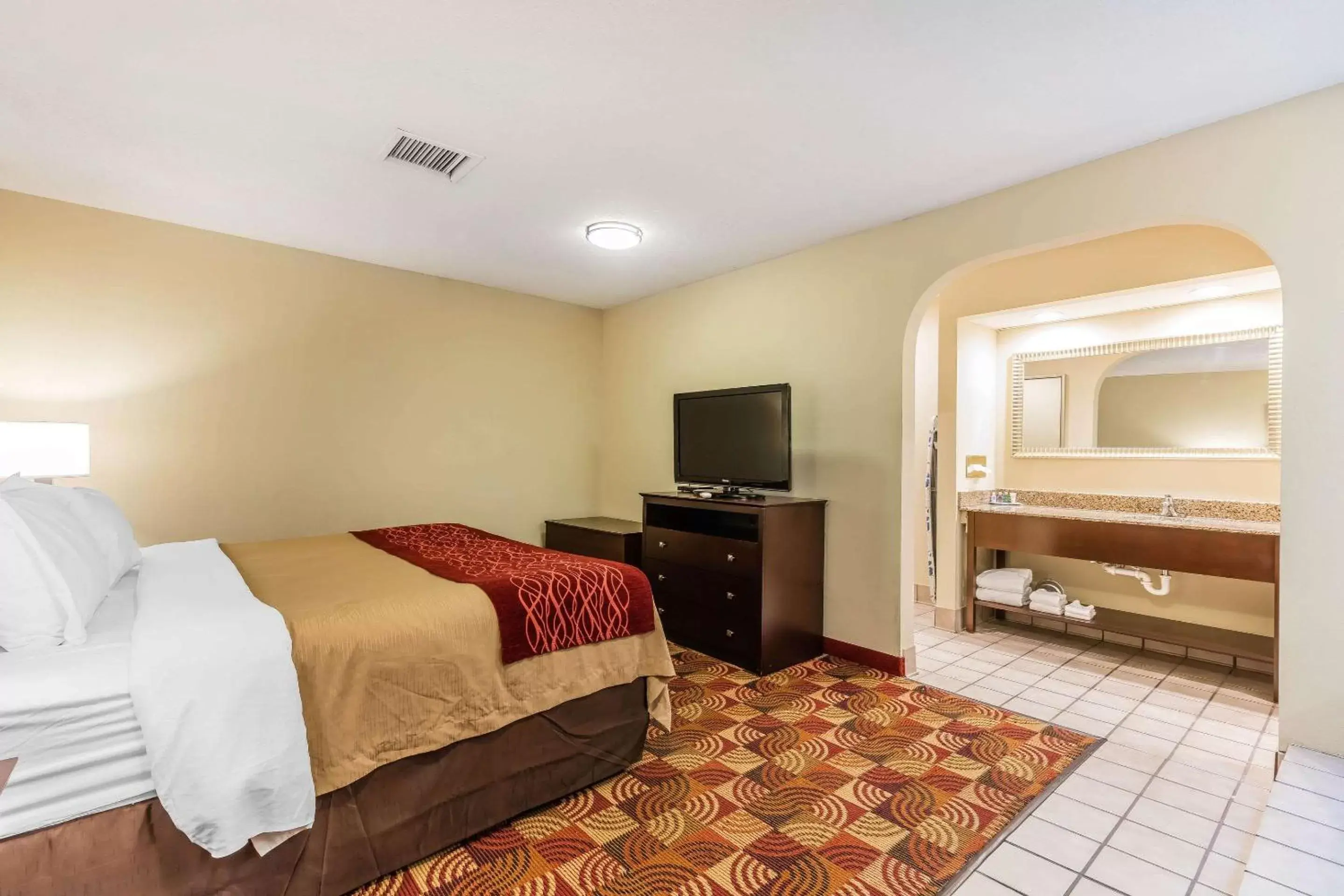 Photo of the whole room, TV/Entertainment Center in Comfort Inn & Suites Jasper Hwy 78 West