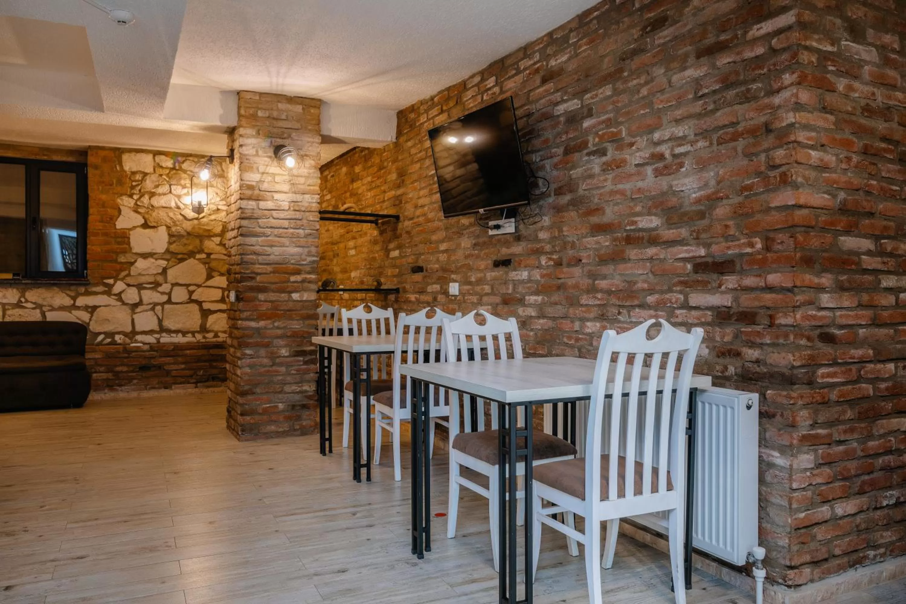 Restaurant/places to eat in Hotel Green Town